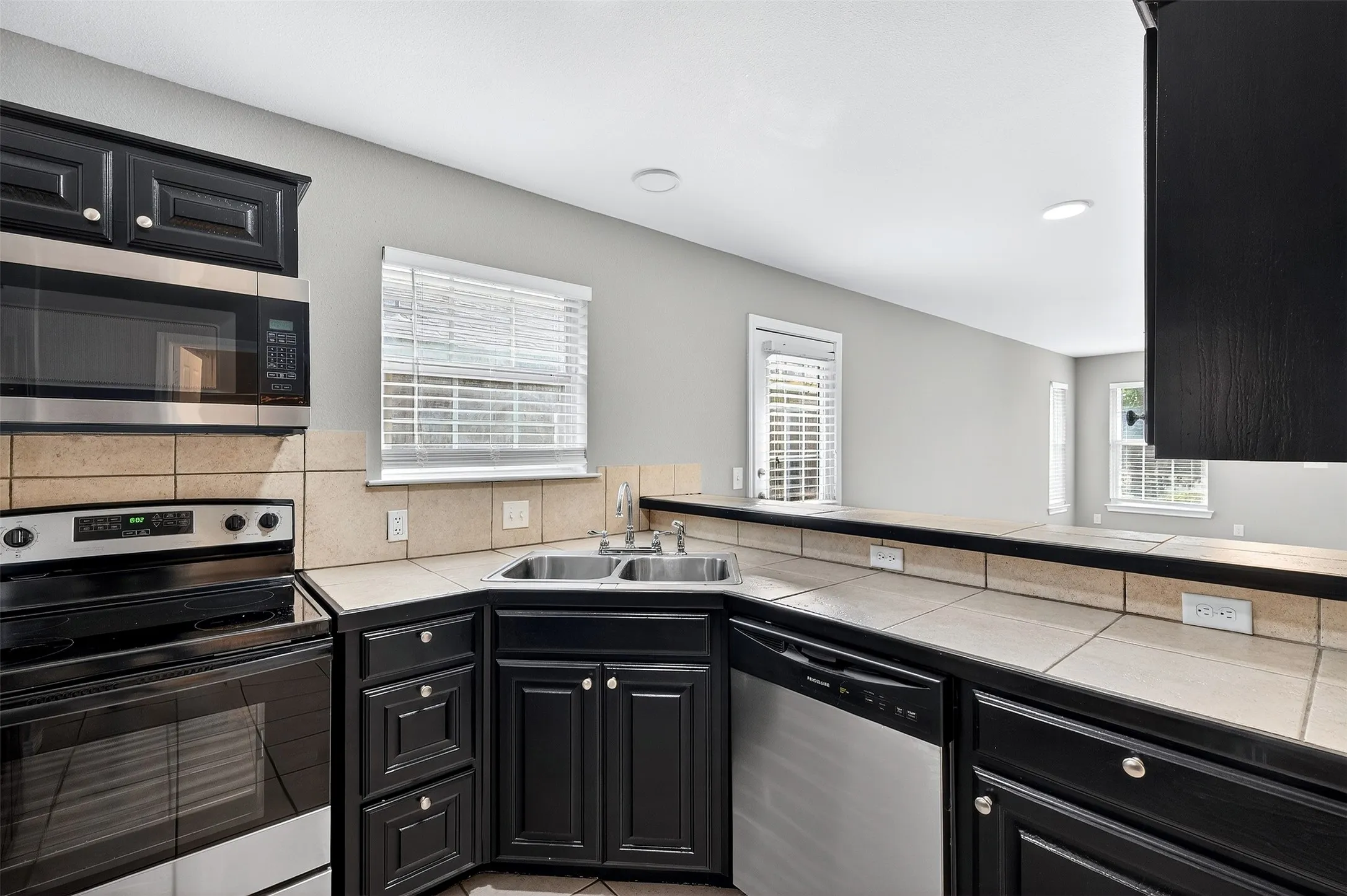 Single Family Residence For Rent in Grayson County , 1021 Rice Street 101, Denison, Texas 75020, 2 Bedroom, 2 Bathroom, 1 Garage spaces, 1,013 Sqft, built in 2005, mls#21408036, Real Estate Agent in Denison, Homes For Rent in Grayson county, Homes For Rent in Denison, Realtor in Denison Texas, Real Estate Brokerage Independent Realty Texas, Luminita Cordes Realtor