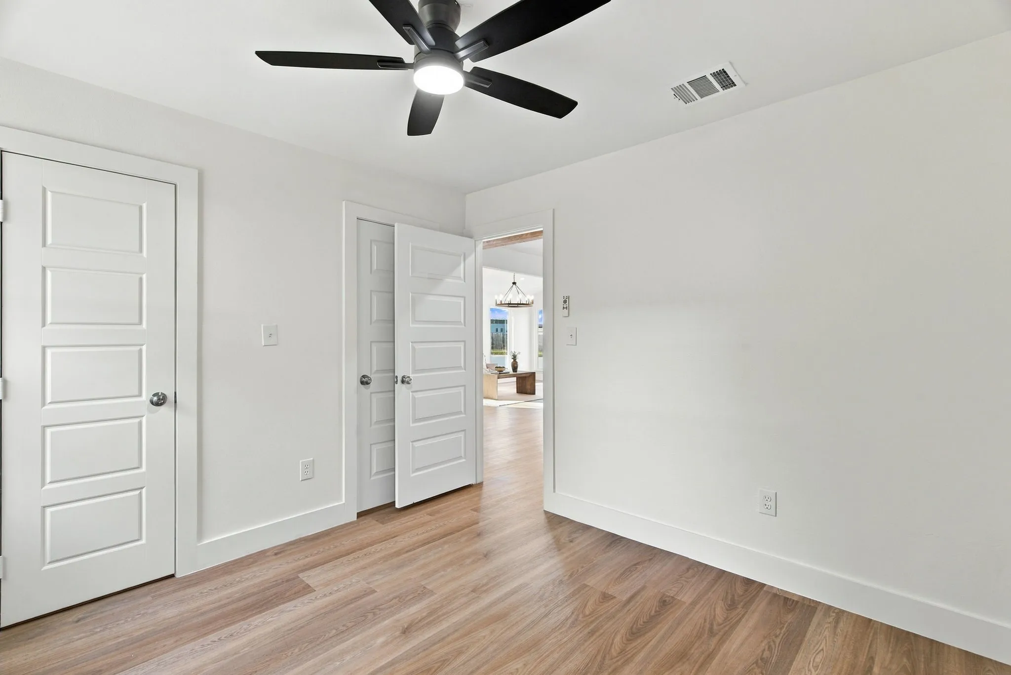 Single Family Residence For Sale in Tarrant County , 402 Pearl Street, Keller, Texas 76248, 3 Bedroom, 2 Bathroom, 1 Garage spaces, 1,337 Sqft, built in 1980, mls#21408043, Real Estate Agent in Keller, Homes For Sale in Tarrant county, Homes For Sale in Keller, Realtor in Keller Texas, Real Estate Brokerage Independent Realty Texas, Luminita Cordes Realtor
