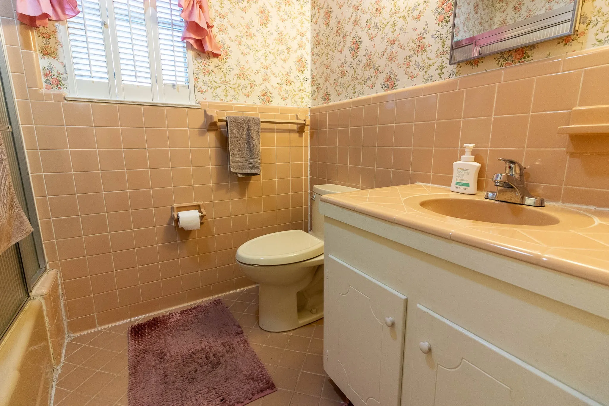 Single Family Residence For Sale in Kaufman County , 907 N Elm Street, Kemp, Texas 75143, 3 Bedroom, 3 Bathroom, 2 Garage spaces, 2,302 Sqft, built in 1961, mls#21404047, Real Estate Agent in Kemp, Homes For Sale in Kaufman county, Homes For Sale in Kemp, Realtor in Kemp Texas, Real Estate Brokerage Independent Realty Texas, Luminita Cordes Realtor