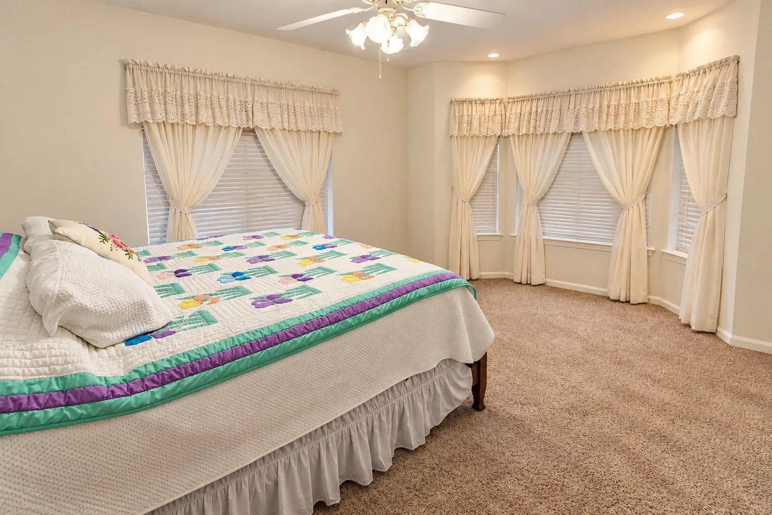Single Family Residence For Sale in Kaufman County , 907 N Elm Street, Kemp, Texas 75143, 3 Bedroom, 3 Bathroom, 2 Garage spaces, 2,302 Sqft, built in 1961, mls#21404047, Real Estate Agent in Kemp, Homes For Sale in Kaufman county, Homes For Sale in Kemp, Realtor in Kemp Texas, Real Estate Brokerage Independent Realty Texas, Luminita Cordes Realtor
