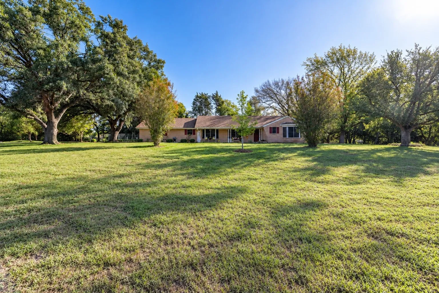 Single Family Residence For Sale in Kaufman County , 907 N Elm Street, Kemp, Texas 75143, 3 Bedroom, 3 Bathroom, 2 Garage spaces, 2,302 Sqft, built in 1961, mls#21404047, Real Estate Agent in Kemp, Homes For Sale in Kaufman county, Homes For Sale in Kemp, Realtor in Kemp Texas, Real Estate Brokerage Independent Realty Texas, Luminita Cordes Realtor