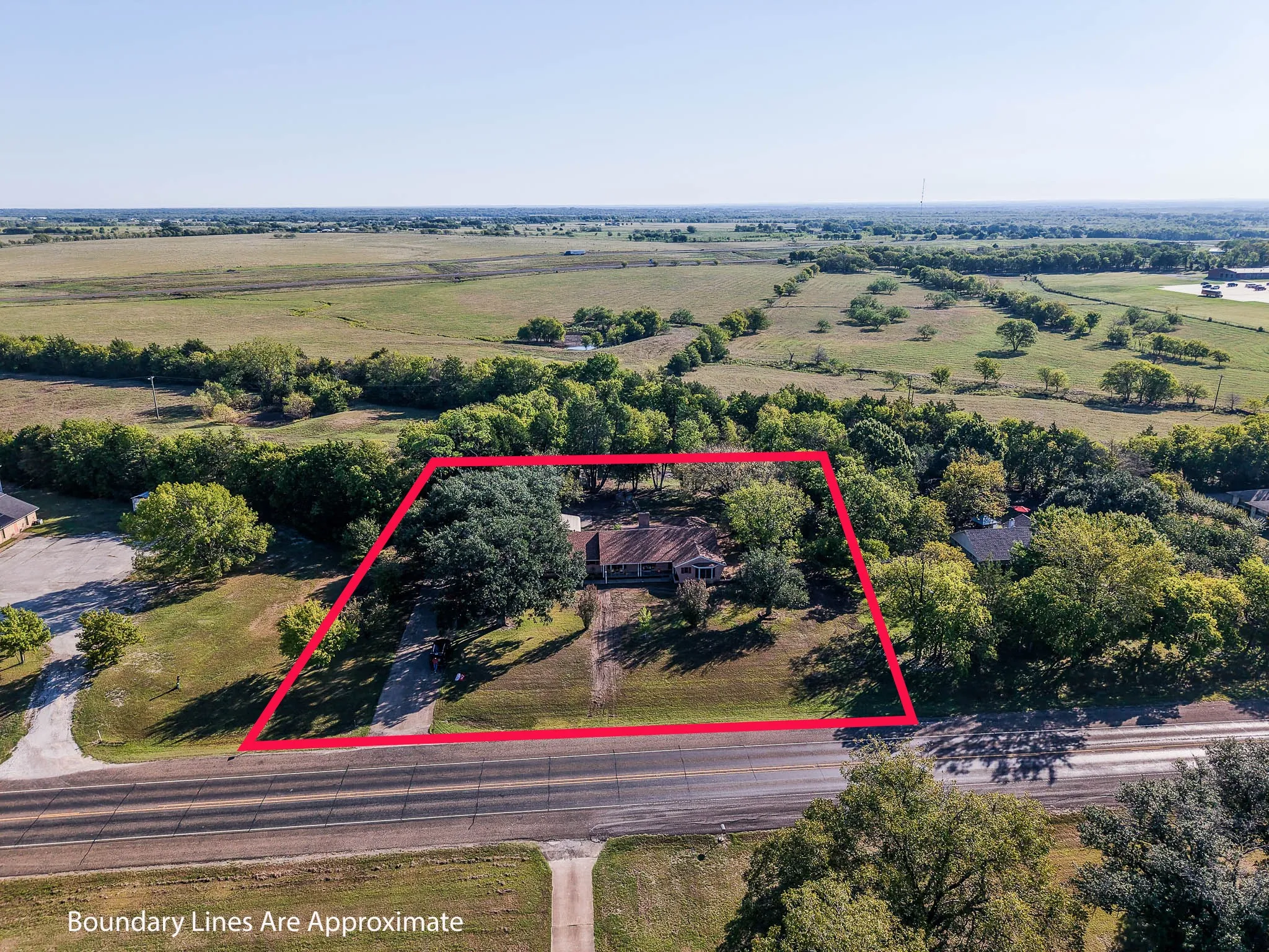 Single Family Residence For Sale in Kaufman County , 907 N Elm Street, Kemp, Texas 75143, 3 Bedroom, 3 Bathroom, 2 Garage spaces, 2,302 Sqft, built in 1961, mls#21404047, Real Estate Agent in Kemp, Homes For Sale in Kaufman county, Homes For Sale in Kemp, Realtor in Kemp Texas, Real Estate Brokerage Independent Realty Texas, Luminita Cordes Realtor