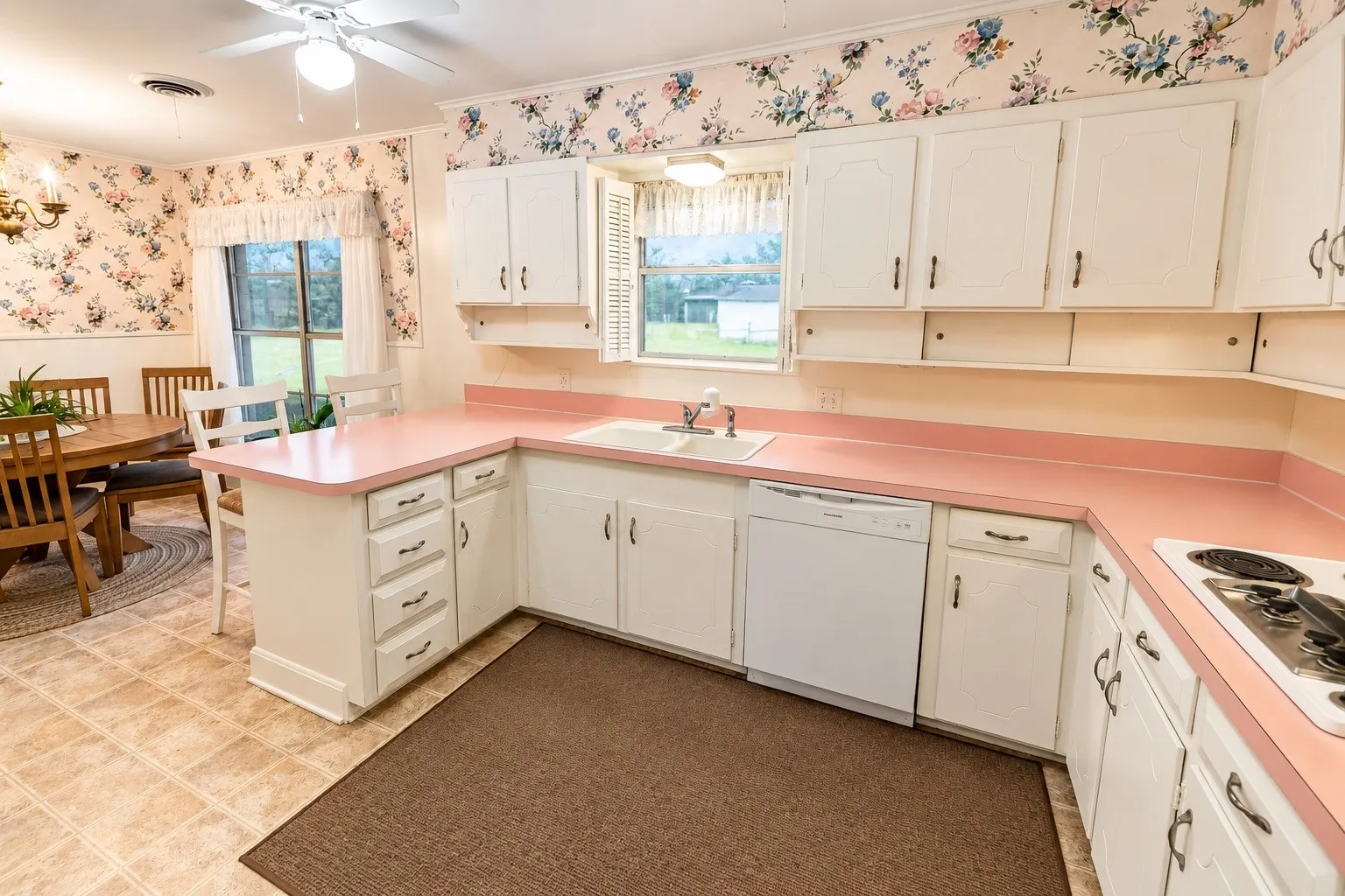 Single Family Residence For Sale in Kaufman County , 907 N Elm Street, Kemp, Texas 75143, 3 Bedroom, 3 Bathroom, 2 Garage spaces, 2,302 Sqft, built in 1961, mls#21404047, Real Estate Agent in Kemp, Homes For Sale in Kaufman county, Homes For Sale in Kemp, Realtor in Kemp Texas, Real Estate Brokerage Independent Realty Texas, Luminita Cordes Realtor