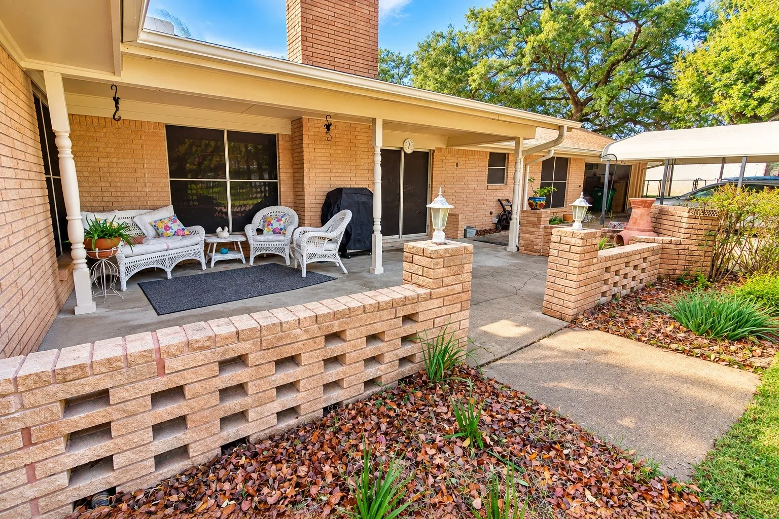 Single Family Residence For Sale in Kaufman County , 907 N Elm Street, Kemp, Texas 75143, 3 Bedroom, 3 Bathroom, 2 Garage spaces, 2,302 Sqft, built in 1961, mls#21404047, Real Estate Agent in Kemp, Homes For Sale in Kaufman county, Homes For Sale in Kemp, Realtor in Kemp Texas, Real Estate Brokerage Independent Realty Texas, Luminita Cordes Realtor