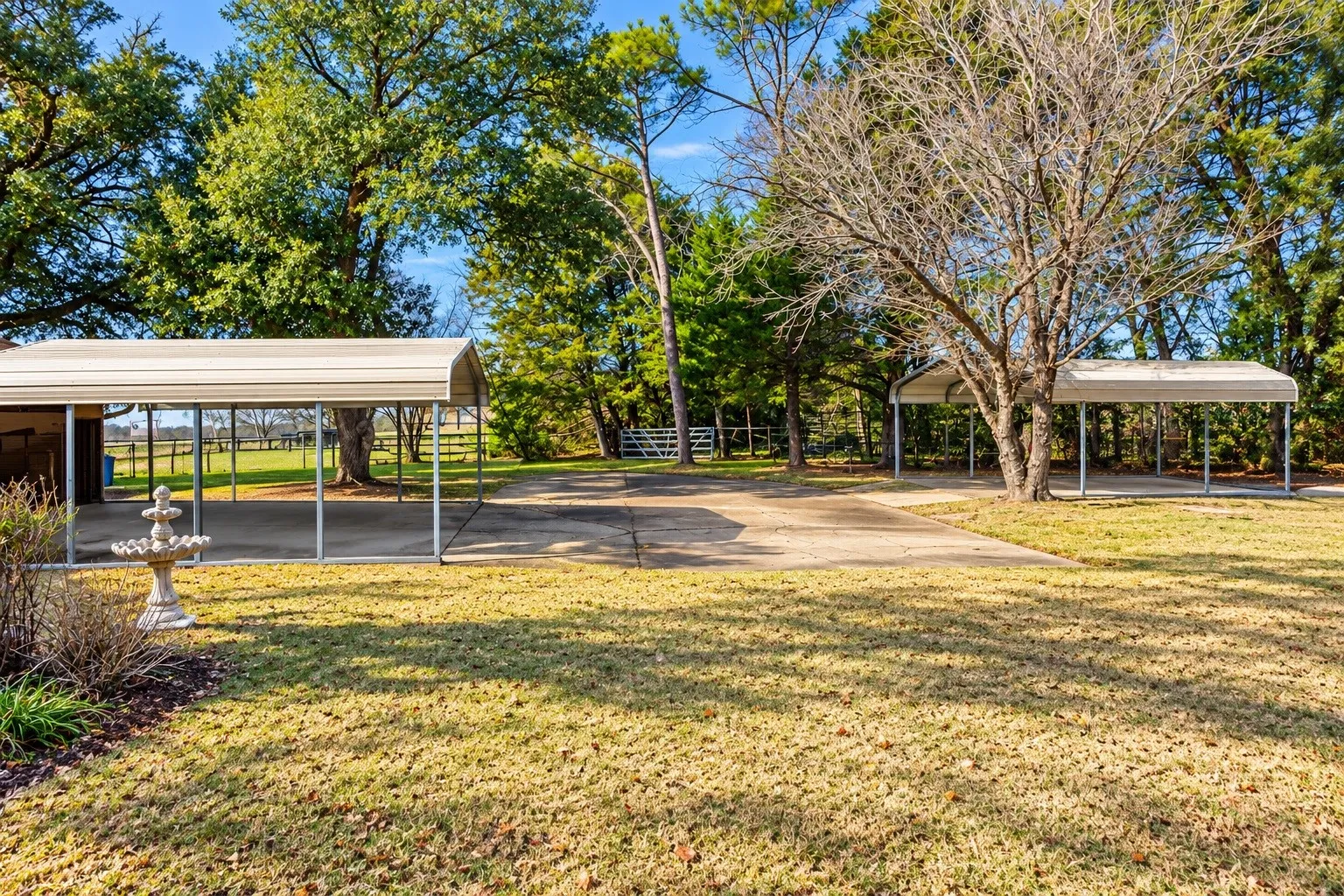 Single Family Residence For Sale in Kaufman County , 907 N Elm Street, Kemp, Texas 75143, 3 Bedroom, 3 Bathroom, 2 Garage spaces, 2,302 Sqft, built in 1961, mls#21404047, Real Estate Agent in Kemp, Homes For Sale in Kaufman county, Homes For Sale in Kemp, Realtor in Kemp Texas, Real Estate Brokerage Independent Realty Texas, Luminita Cordes Realtor
