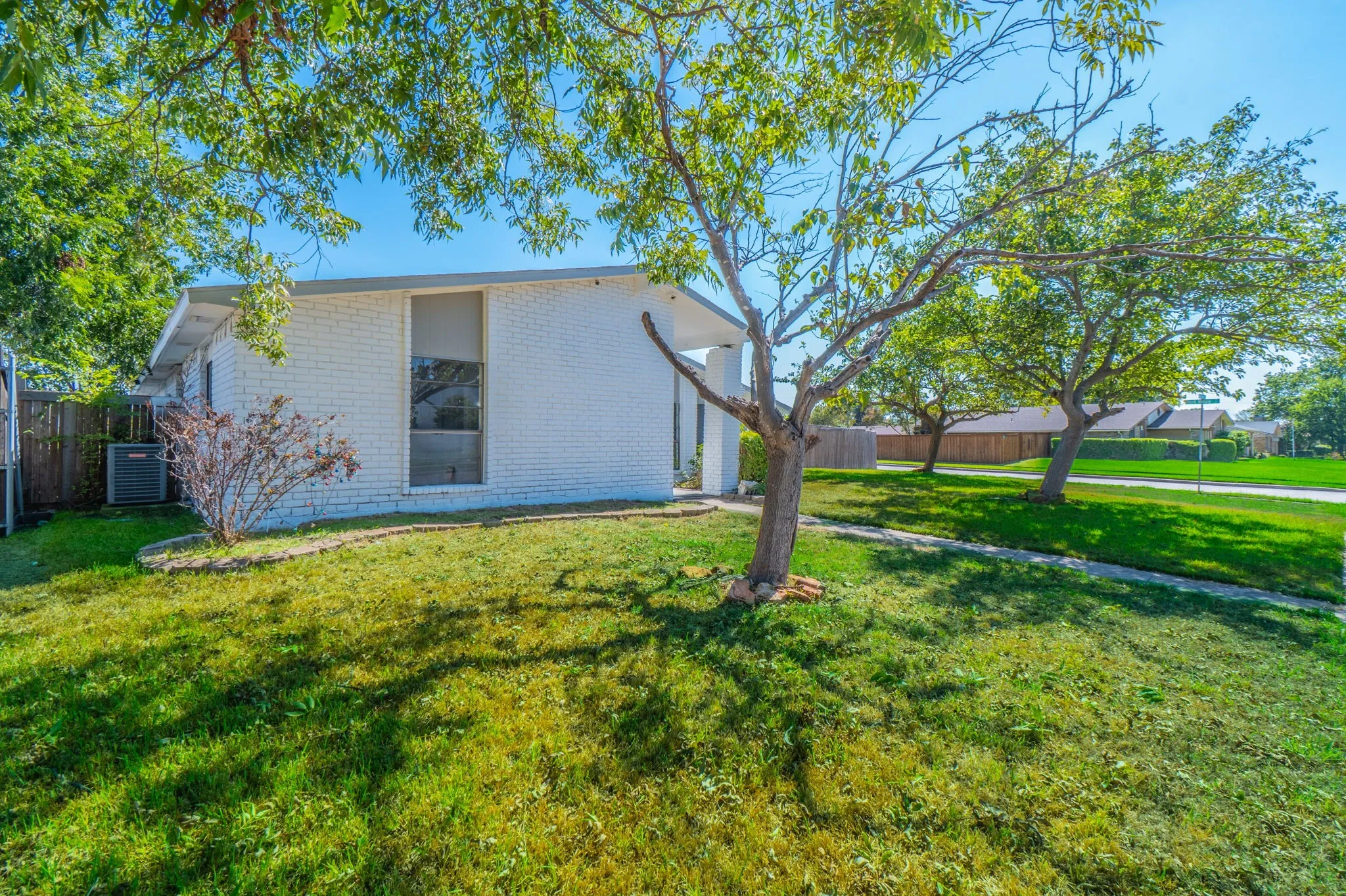 Single Family Residence For Sale in Dallas County , 4312 Woodbluff Drive, Mesquite, Texas 75150, 4 Bedroom, 2 Bathroom, Garage spaces, 2,431 Sqft, built in 1978, mls#21408046, Real Estate Agent in Mesquite, Homes For Sale in Dallas county, Homes For Sale in Mesquite, Realtor in Mesquite Texas, Real Estate Brokerage Independent Realty Texas, Luminita Cordes Realtor