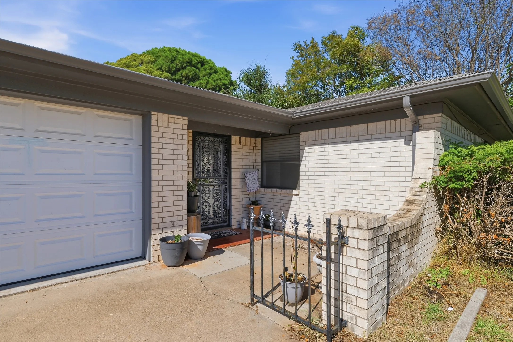 Single Family Residence For Sale in Hood County , 914 Meadowlark Lane, Granbury, Texas 76048, 3 Bedroom, 2 Bathroom, 1 Garage spaces, 1,497 Sqft, built in 1984, mls#21407998, Real Estate Agent in Granbury, Homes For Sale in Hood county, Homes For Sale in Granbury, Realtor in Granbury Texas, Real Estate Brokerage Independent Realty Texas, Luminita Cordes Realtor