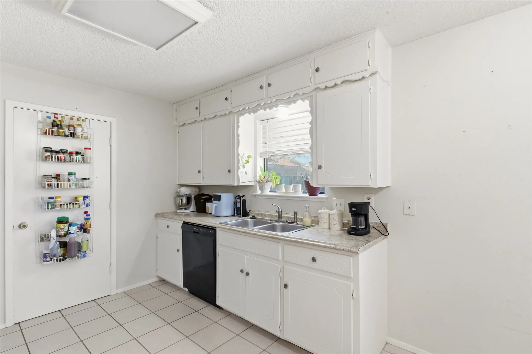 Single Family Residence For Sale in Hood County , 914 Meadowlark Lane, Granbury, Texas 76048, 3 Bedroom, 2 Bathroom, 1 Garage spaces, 1,497 Sqft, built in 1984, mls#21407998, Real Estate Agent in Granbury, Homes For Sale in Hood county, Homes For Sale in Granbury, Realtor in Granbury Texas, Real Estate Brokerage Independent Realty Texas, Luminita Cordes Realtor
