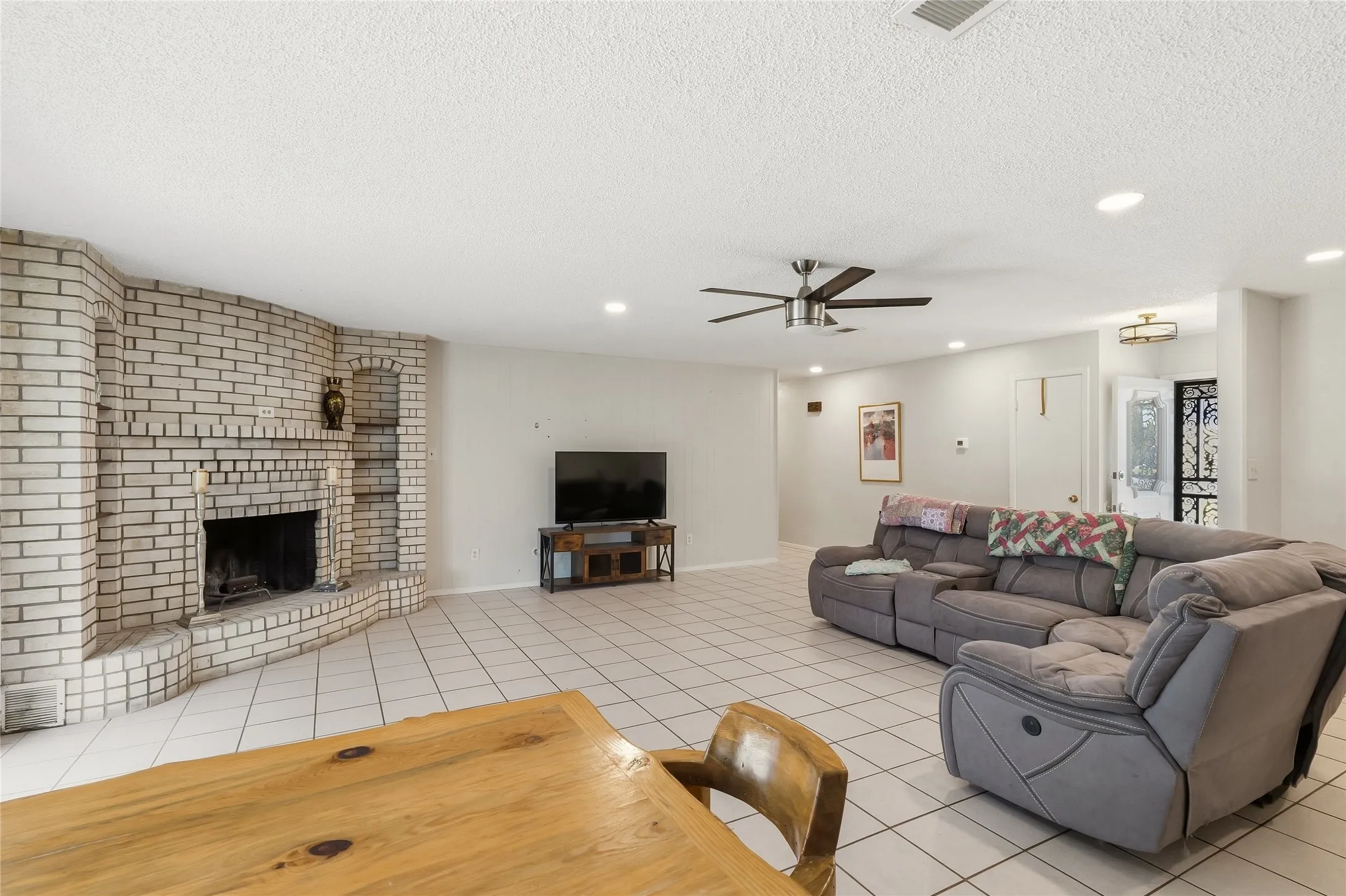 Single Family Residence For Sale in Hood County , 914 Meadowlark Lane, Granbury, Texas 76048, 3 Bedroom, 2 Bathroom, 1 Garage spaces, 1,497 Sqft, built in 1984, mls#21407998, Real Estate Agent in Granbury, Homes For Sale in Hood county, Homes For Sale in Granbury, Realtor in Granbury Texas, Real Estate Brokerage Independent Realty Texas, Luminita Cordes Realtor