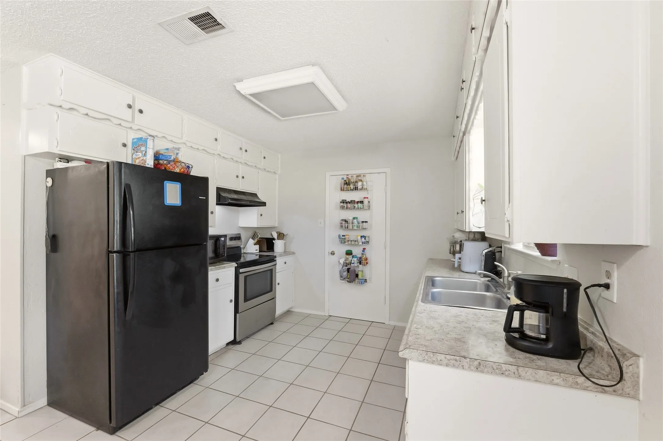 Single Family Residence For Sale in Hood County , 914 Meadowlark Lane, Granbury, Texas 76048, 3 Bedroom, 2 Bathroom, 1 Garage spaces, 1,497 Sqft, built in 1984, mls#21407998, Real Estate Agent in Granbury, Homes For Sale in Hood county, Homes For Sale in Granbury, Realtor in Granbury Texas, Real Estate Brokerage Independent Realty Texas, Luminita Cordes Realtor