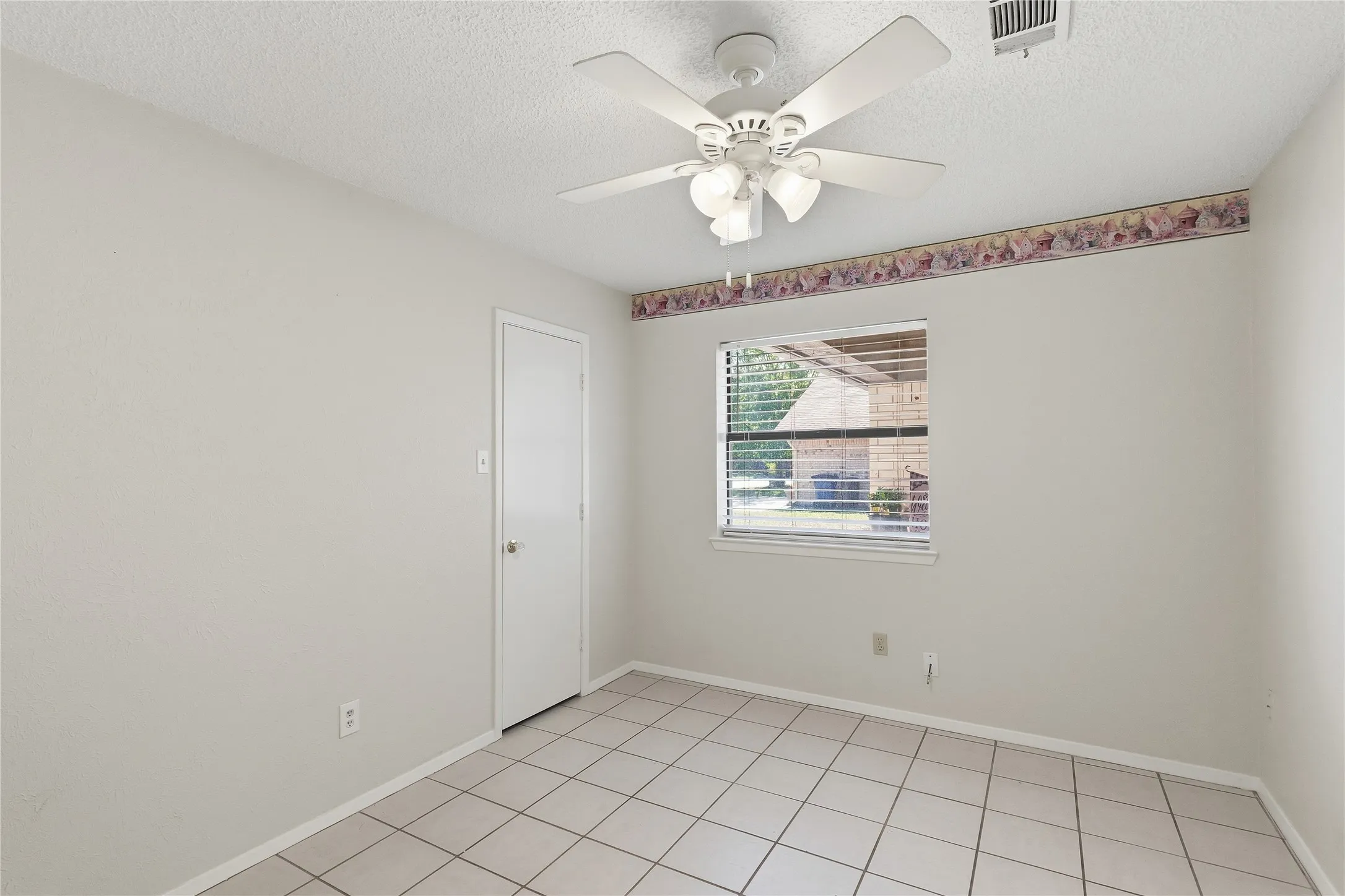 Single Family Residence For Sale in Hood County , 914 Meadowlark Lane, Granbury, Texas 76048, 3 Bedroom, 2 Bathroom, 1 Garage spaces, 1,497 Sqft, built in 1984, mls#21407998, Real Estate Agent in Granbury, Homes For Sale in Hood county, Homes For Sale in Granbury, Realtor in Granbury Texas, Real Estate Brokerage Independent Realty Texas, Luminita Cordes Realtor