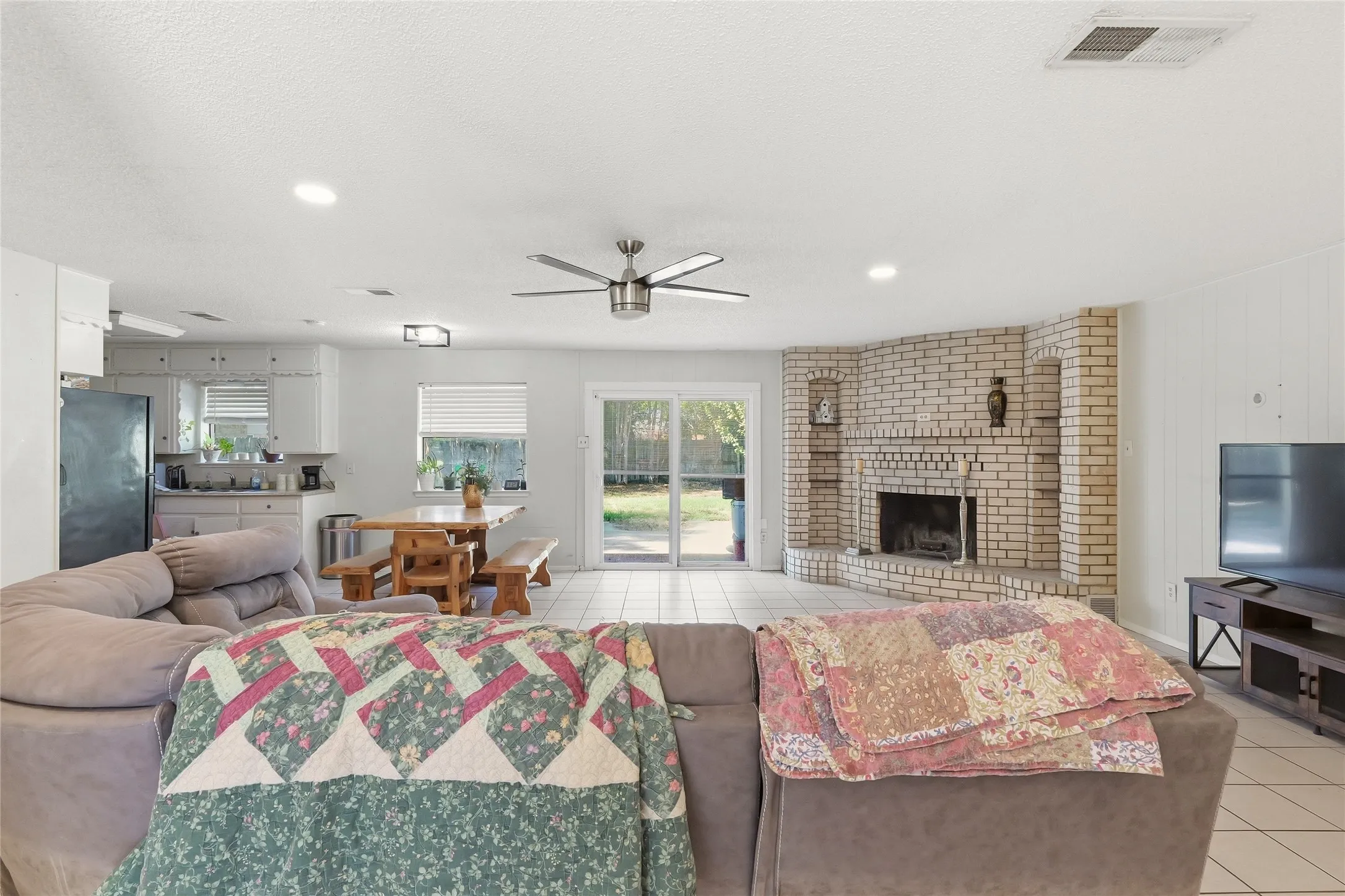 Single Family Residence For Sale in Hood County , 914 Meadowlark Lane, Granbury, Texas 76048, 3 Bedroom, 2 Bathroom, 1 Garage spaces, 1,497 Sqft, built in 1984, mls#21407998, Real Estate Agent in Granbury, Homes For Sale in Hood county, Homes For Sale in Granbury, Realtor in Granbury Texas, Real Estate Brokerage Independent Realty Texas, Luminita Cordes Realtor