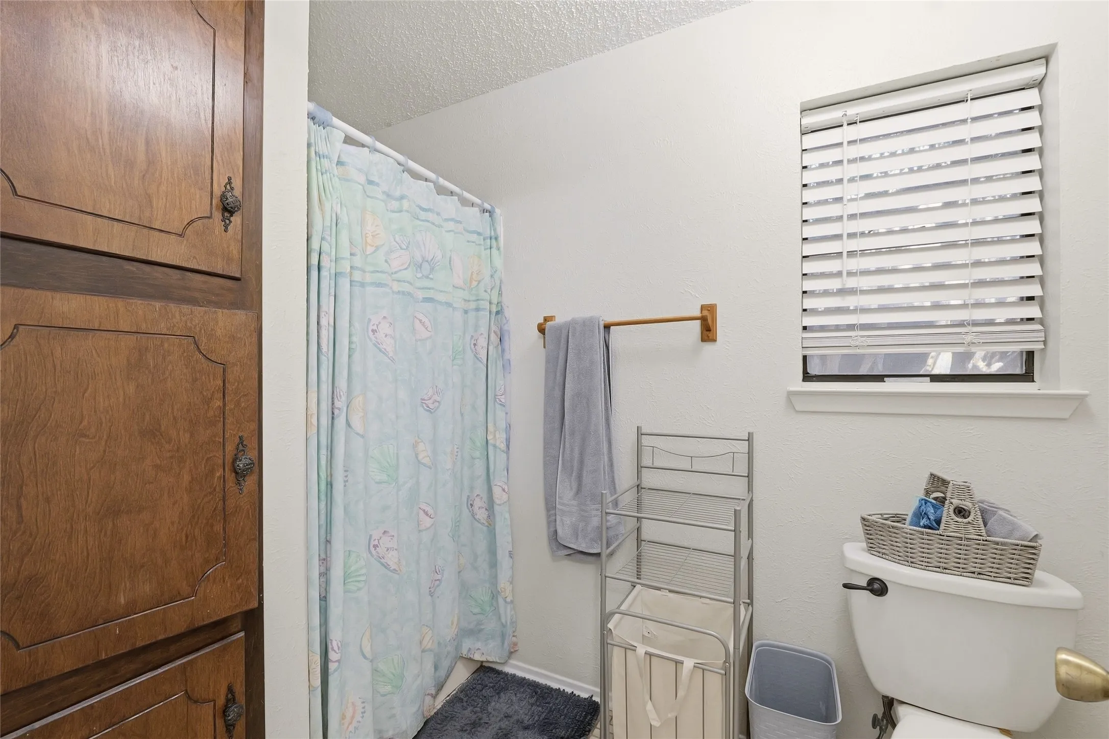 Single Family Residence For Sale in Hood County , 914 Meadowlark Lane, Granbury, Texas 76048, 3 Bedroom, 2 Bathroom, 1 Garage spaces, 1,497 Sqft, built in 1984, mls#21407998, Real Estate Agent in Granbury, Homes For Sale in Hood county, Homes For Sale in Granbury, Realtor in Granbury Texas, Real Estate Brokerage Independent Realty Texas, Luminita Cordes Realtor