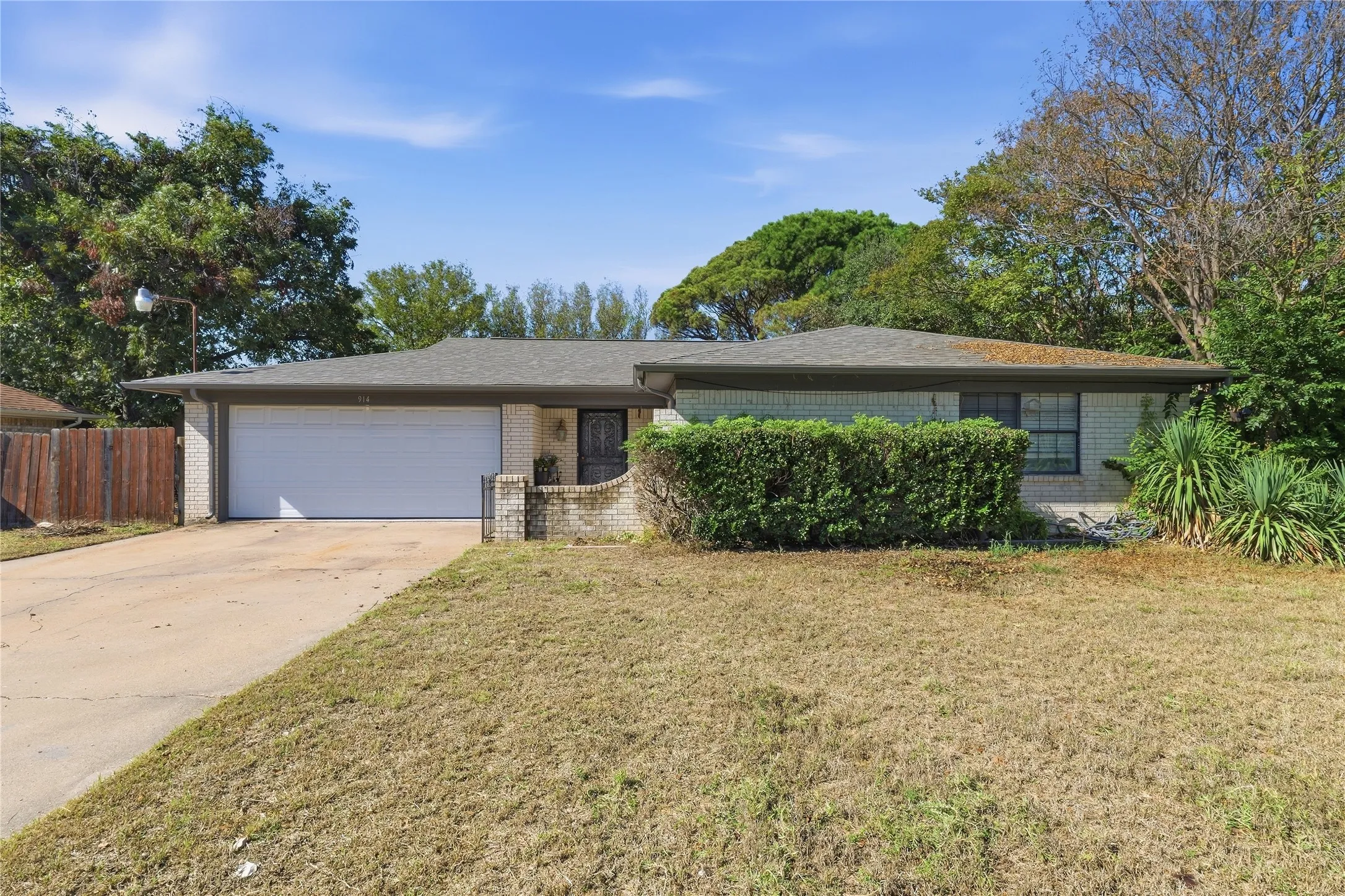 Single Family Residence For Sale in Hood County , 914 Meadowlark Lane, Granbury, Texas 76048, 3 Bedroom, 2 Bathroom, 1 Garage spaces, 1,497 Sqft, built in 1984, mls#21407998, Real Estate Agent in Granbury, Homes For Sale in Hood county, Homes For Sale in Granbury, Realtor in Granbury Texas, Real Estate Brokerage Independent Realty Texas, Luminita Cordes Realtor