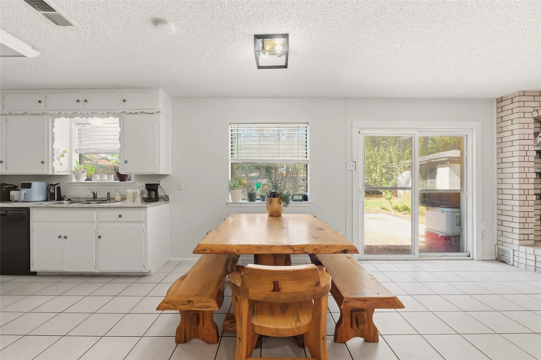 Single Family Residence For Sale in Hood County , 914 Meadowlark Lane, Granbury, Texas 76048, 3 Bedroom, 2 Bathroom, 1 Garage spaces, 1,497 Sqft, built in 1984, mls#21407998, Real Estate Agent in Granbury, Homes For Sale in Hood county, Homes For Sale in Granbury, Realtor in Granbury Texas, Real Estate Brokerage Independent Realty Texas, Luminita Cordes Realtor