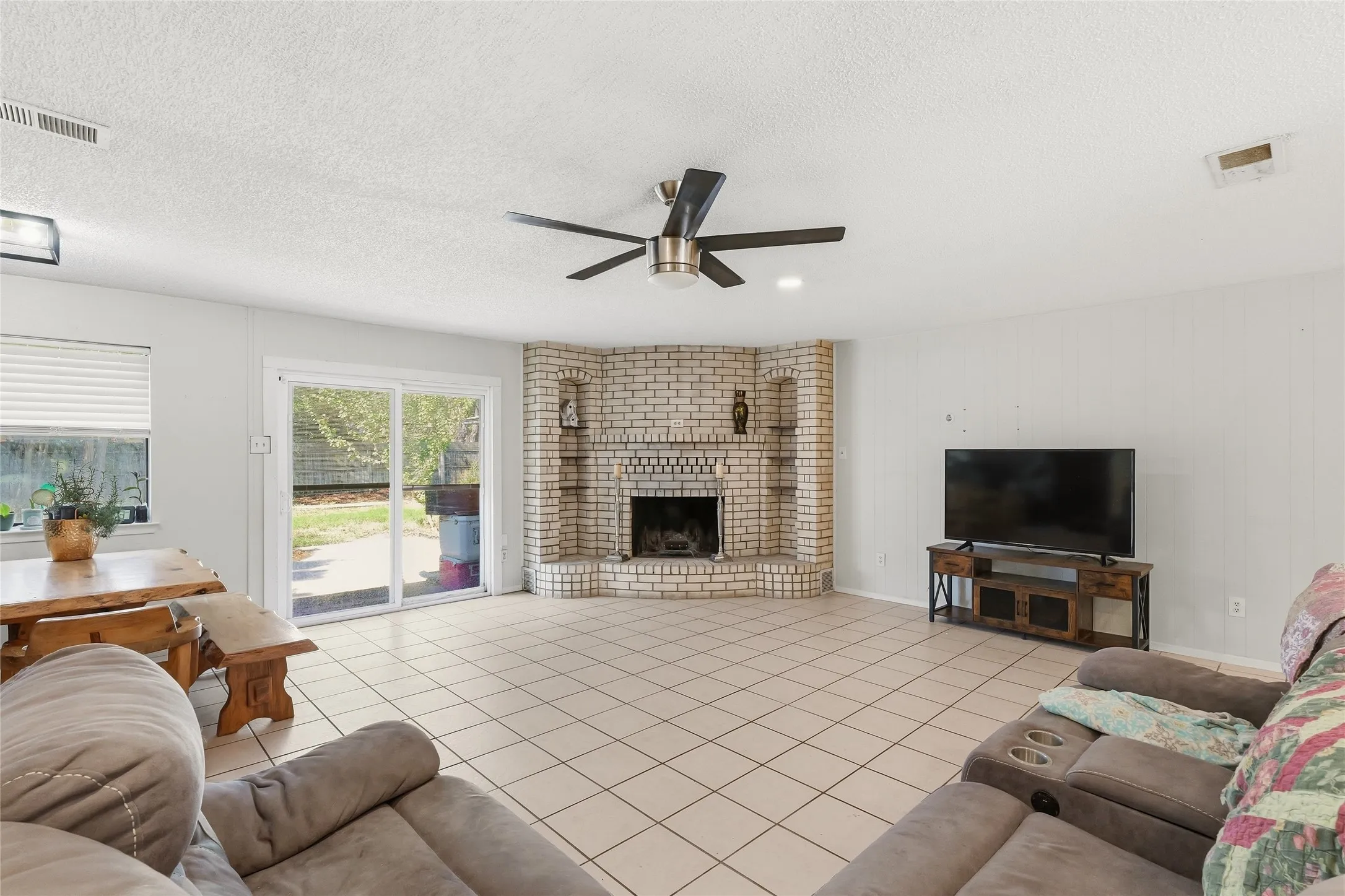 Single Family Residence For Sale in Hood County , 914 Meadowlark Lane, Granbury, Texas 76048, 3 Bedroom, 2 Bathroom, 1 Garage spaces, 1,497 Sqft, built in 1984, mls#21407998, Real Estate Agent in Granbury, Homes For Sale in Hood county, Homes For Sale in Granbury, Realtor in Granbury Texas, Real Estate Brokerage Independent Realty Texas, Luminita Cordes Realtor