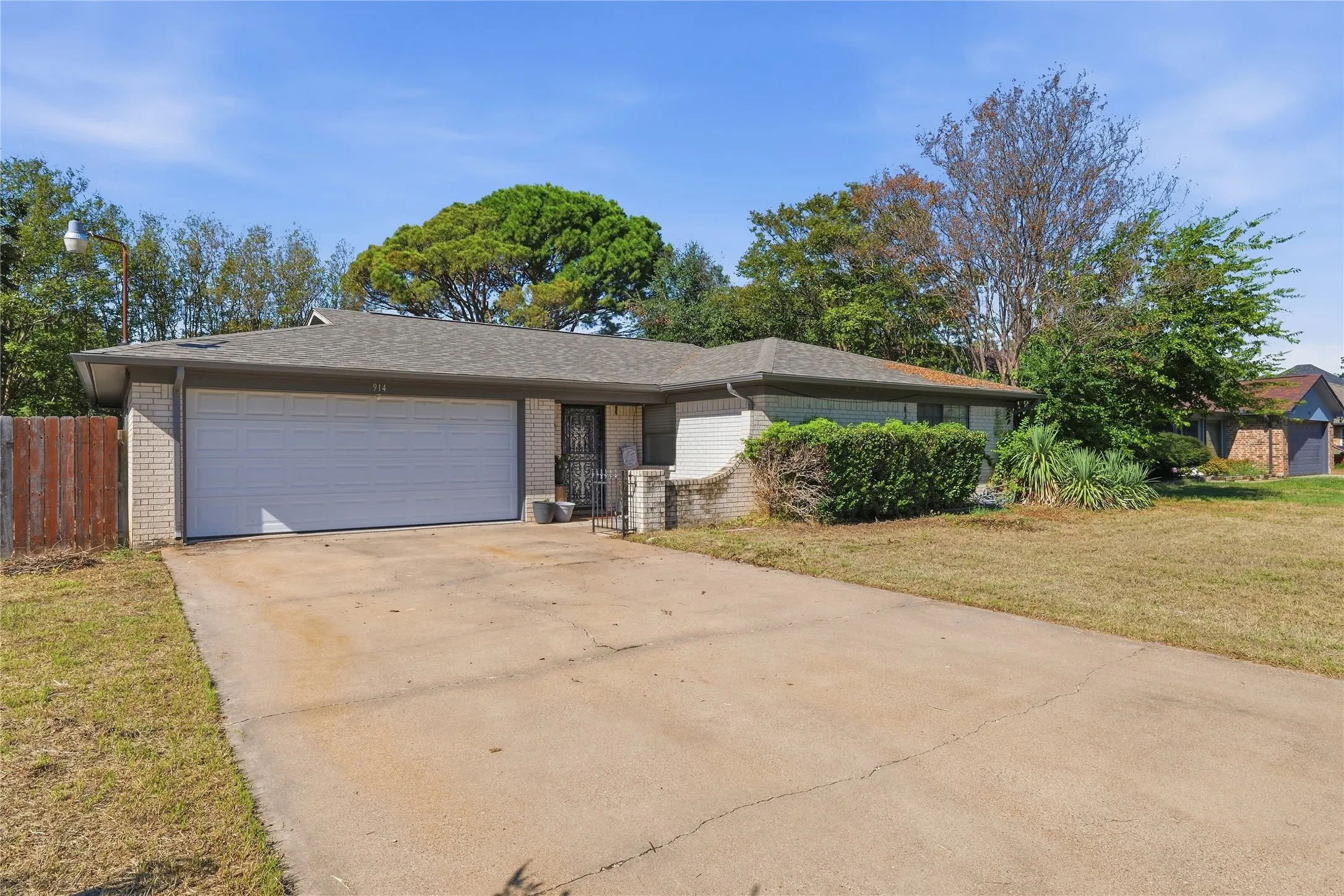 Single Family Residence For Sale in Hood County , 914 Meadowlark Lane, Granbury, Texas 76048, 3 Bedroom, 2 Bathroom, 1 Garage spaces, 1,497 Sqft, built in 1984, mls#21407998, Real Estate Agent in Granbury, Homes For Sale in Hood county, Homes For Sale in Granbury, Realtor in Granbury Texas, Real Estate Brokerage Independent Realty Texas, Luminita Cordes Realtor