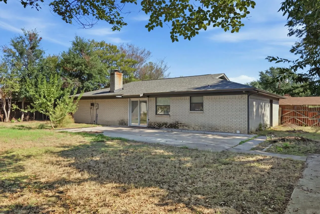 Single Family Residence For Sale in Hood County , 914 Meadowlark Lane, Granbury, Texas 76048, 3 Bedroom, 2 Bathroom, 1 Garage spaces, 1,497 Sqft, built in 1984, mls#21407998, Real Estate Agent in Granbury, Homes For Sale in Hood county, Homes For Sale in Granbury, Realtor in Granbury Texas, Real Estate Brokerage Independent Realty Texas, Luminita Cordes Realtor