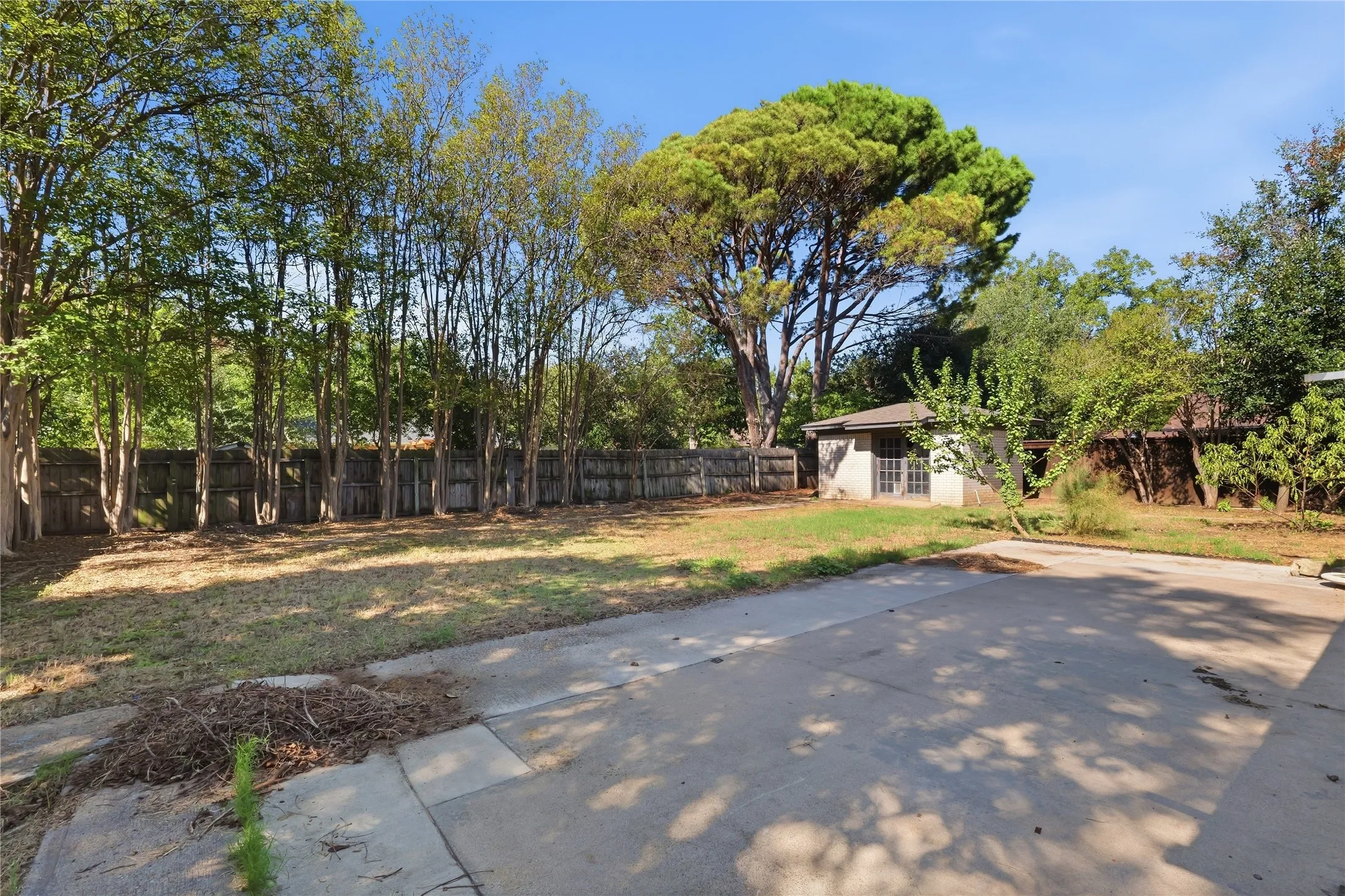Single Family Residence For Sale in Hood County , 914 Meadowlark Lane, Granbury, Texas 76048, 3 Bedroom, 2 Bathroom, 1 Garage spaces, 1,497 Sqft, built in 1984, mls#21407998, Real Estate Agent in Granbury, Homes For Sale in Hood county, Homes For Sale in Granbury, Realtor in Granbury Texas, Real Estate Brokerage Independent Realty Texas, Luminita Cordes Realtor