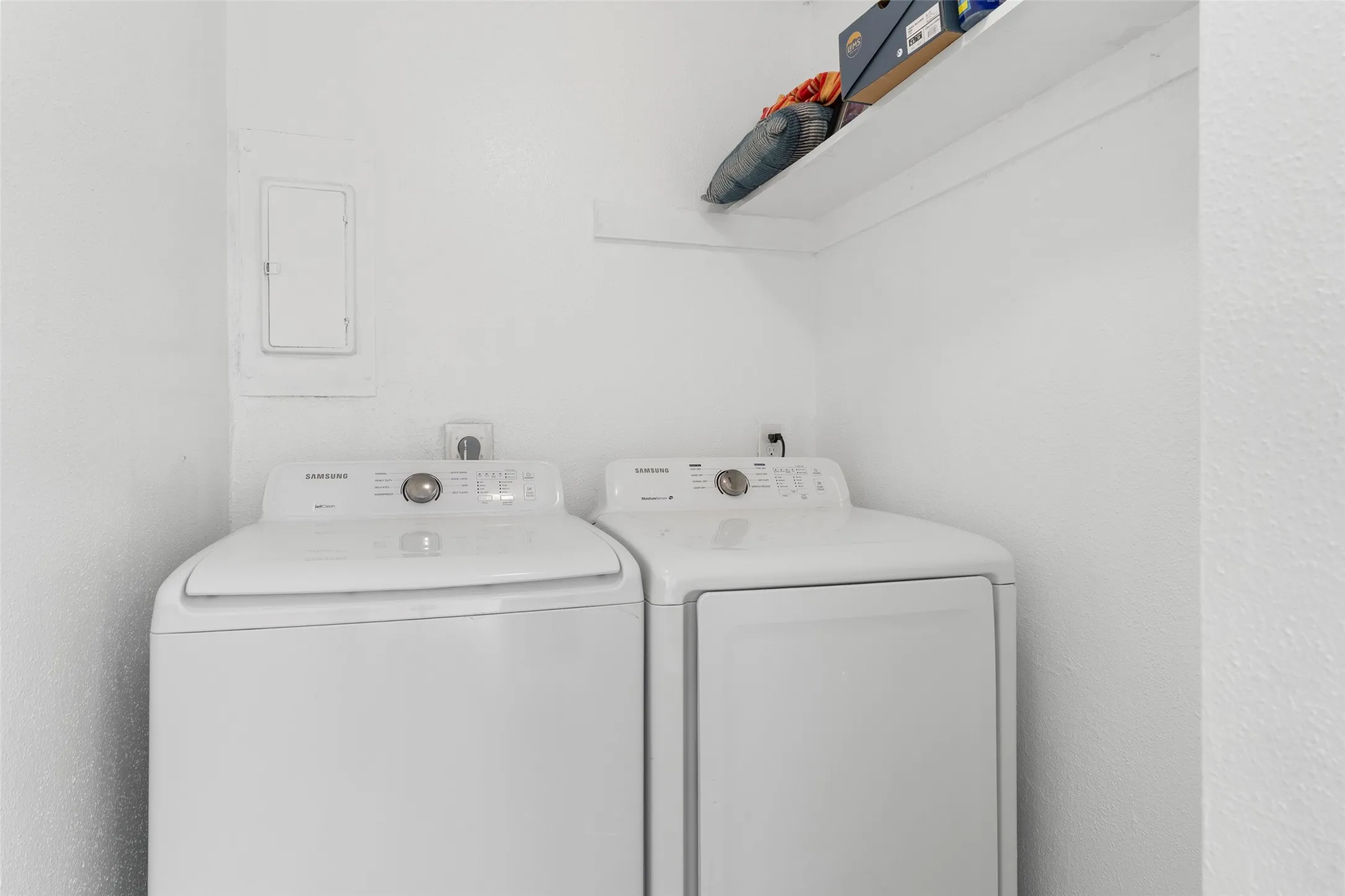 White wall finish with a built-in shelf