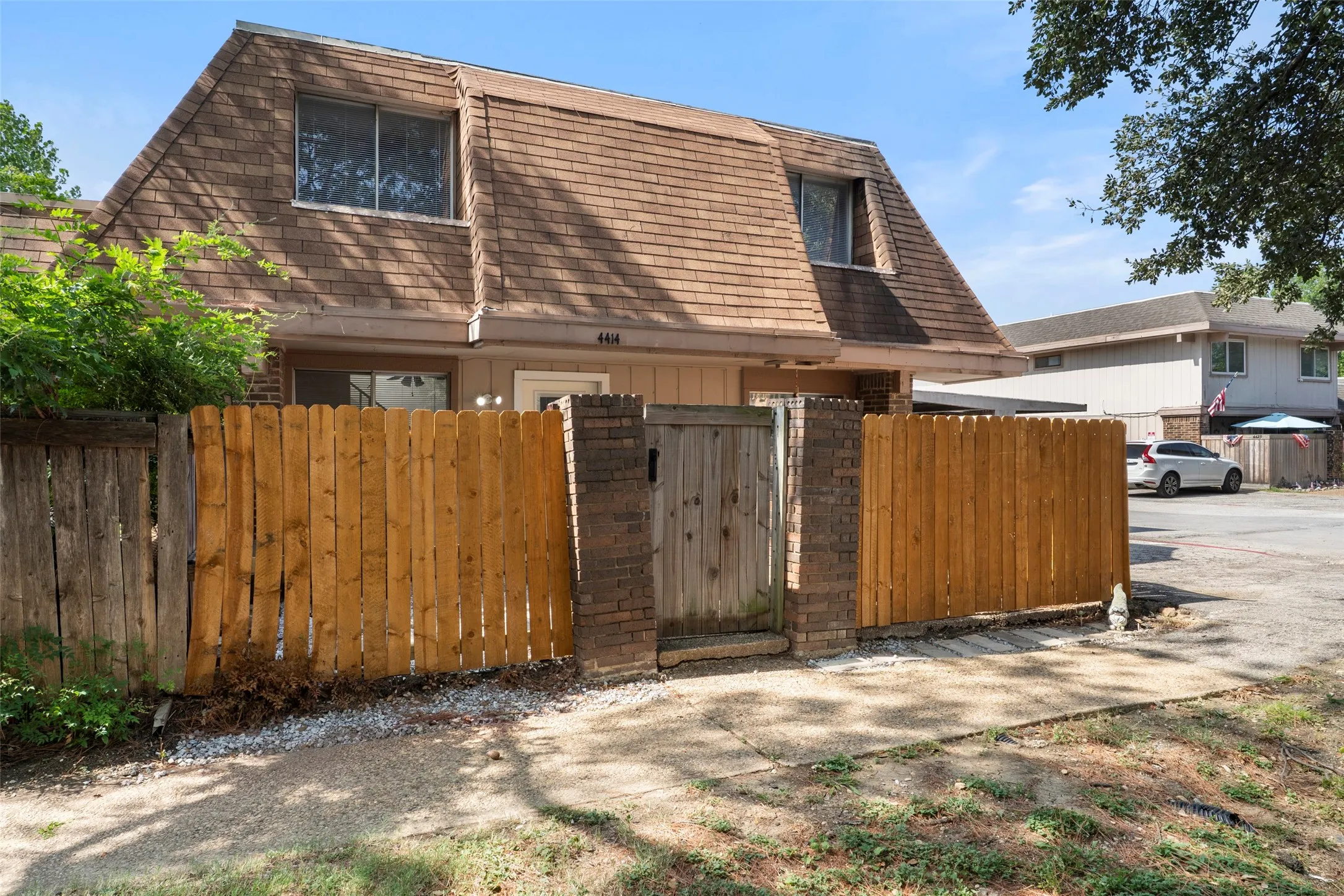 Townhouse For Sale in Dallas County , 4414 Westminster Drive, Irving, Texas 75038, 2 Bedroom, 2 Bathroom, Garage spaces, 1,150 Sqft, built in 1973, mls#21406574, Real Estate Agent in Irving, Homes For Sale in Dallas county, Homes For Sale in Irving, Realtor in Irving Texas, Real Estate Brokerage Independent Realty Texas, Luminita Cordes Realtor