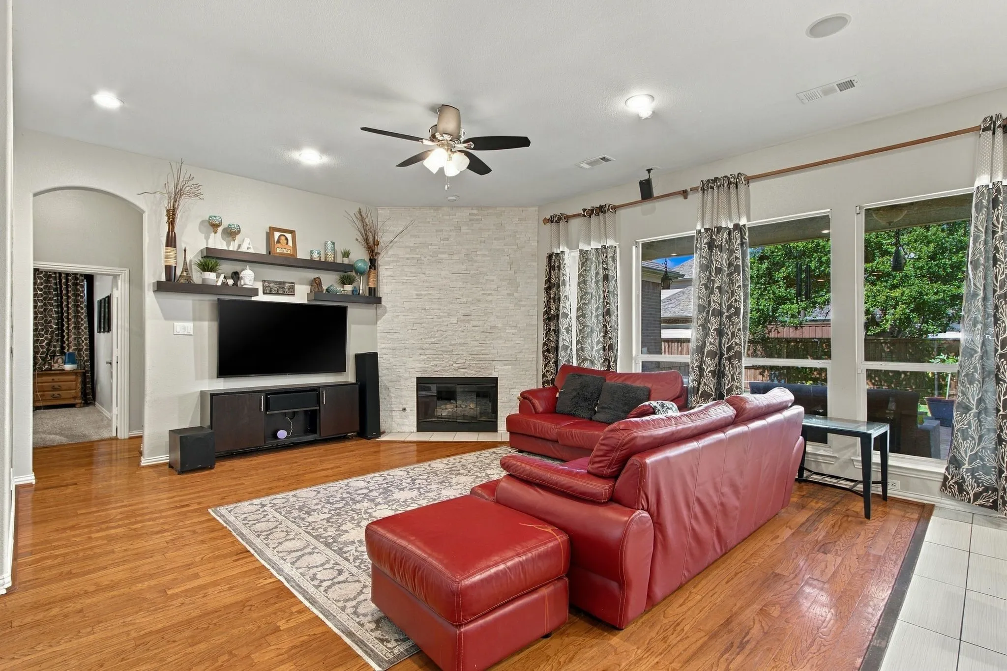 Single Family Residence For Sale in Denton County , 1833 Auburn Drive, Carrollton, Texas 75007, 4 Bedroom, 3 Bathroom, 2 Garage spaces, 3,717 Sqft, built in 2001, mls#21401664, Real Estate Agent in Carrollton, Homes For Sale in Denton county, Homes For Sale in Carrollton, Realtor in Carrollton Texas, Real Estate Brokerage Independent Realty Texas, Luminita Cordes Realtor