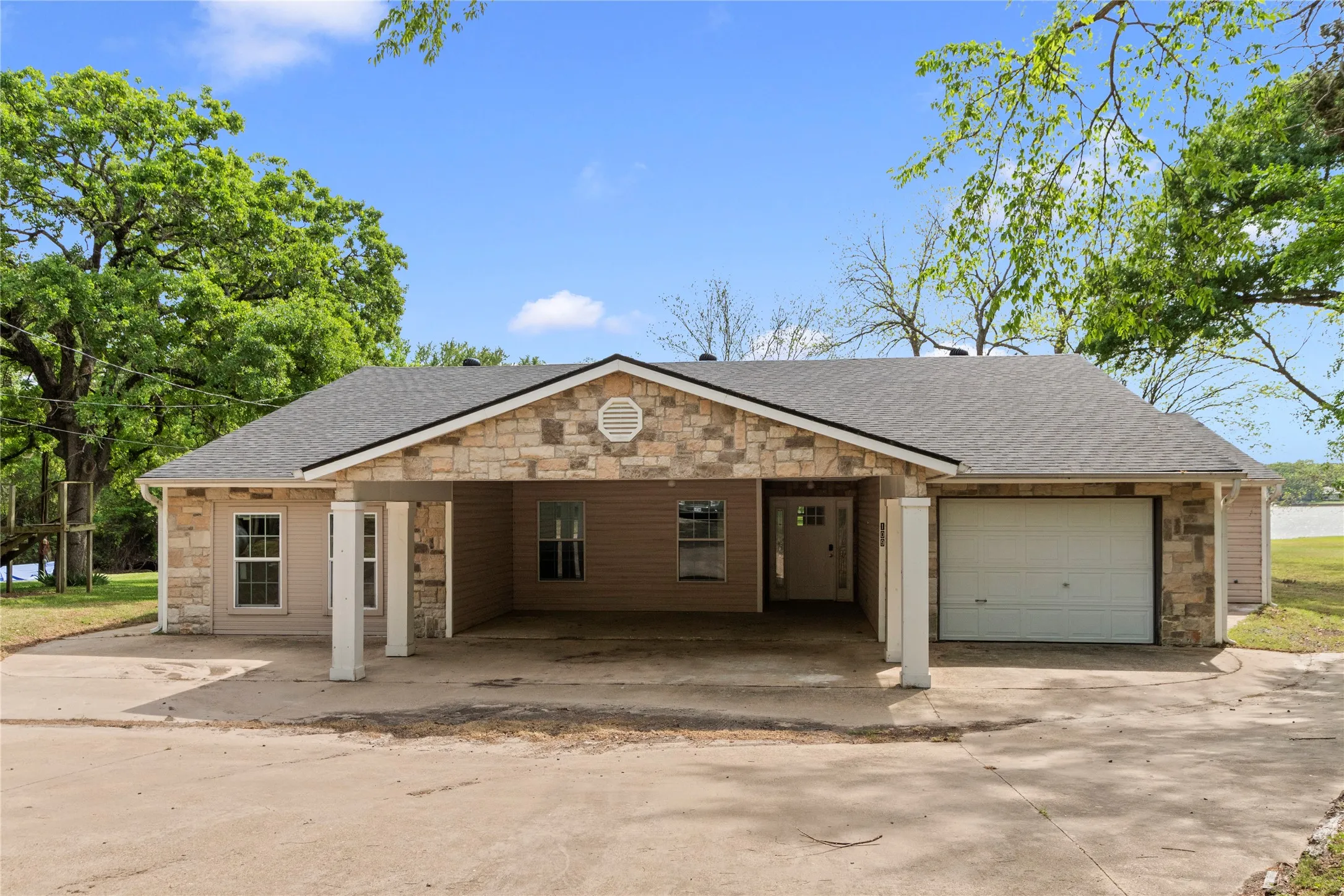 Single Family Residence For Sale in Henderson County , 109 Arrow Way, Gun Barrel City, Texas 75156, 4 Bedroom, 3 Bathroom, Garage spaces, 2,665 Sqft, built in 0, mls#21404261, Real Estate Agent in Gun Barrel City, Homes For Sale in Henderson county, Homes For Sale in Gun Barrel City, Realtor in Gun Barrel City Texas, Real Estate Brokerage Independent Realty Texas, Luminita Cordes Realtor