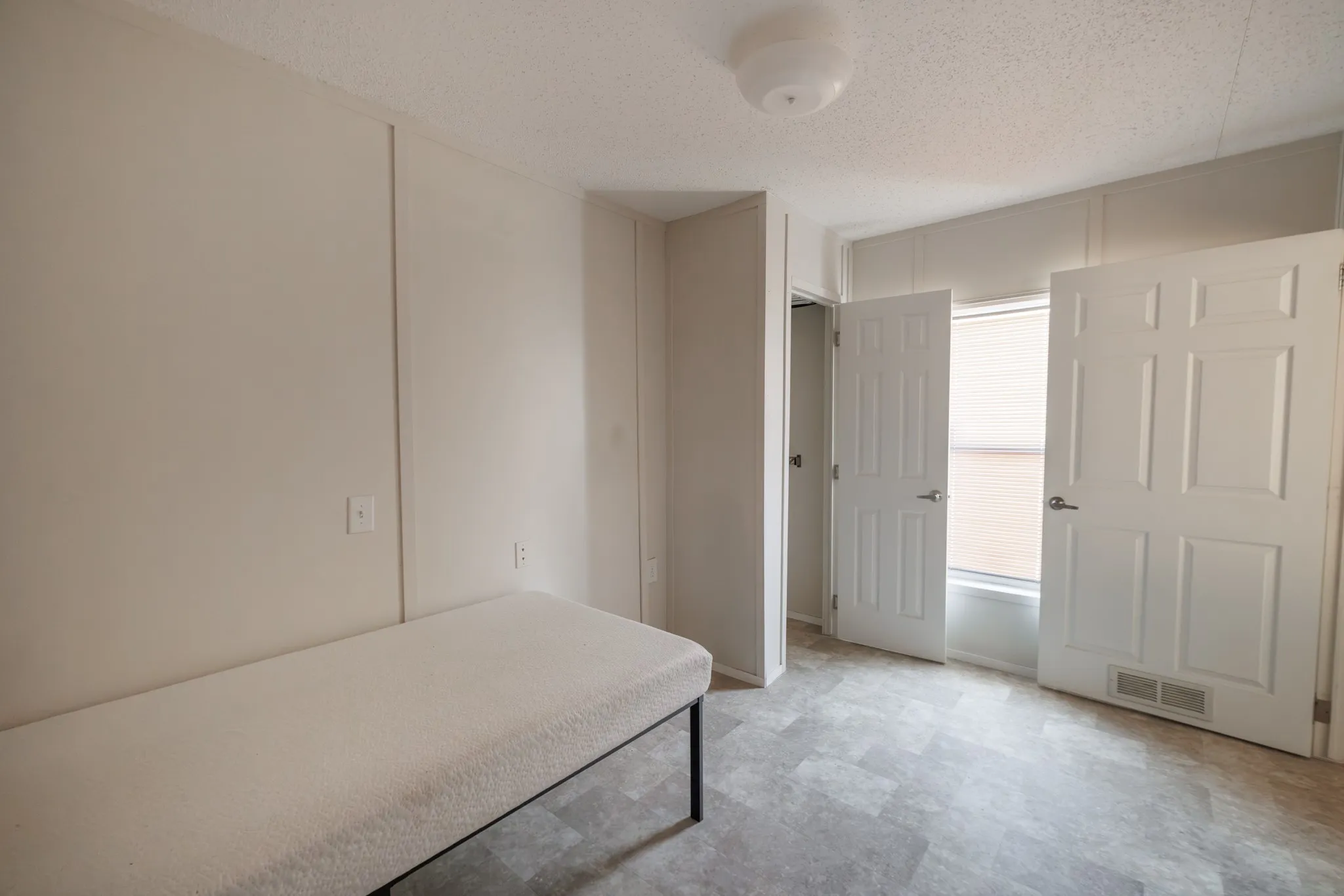 Mobile Home For Sale in Taylor County , 117 Seminole Street, Tye, Texas 79563, 2 Bedroom, 1 Bathroom, Garage spaces, 658 Sqft, built in 2017, mls#21400393, Real Estate Agent in Tye, Homes For Sale in Taylor county, Homes For Sale in Tye, Realtor in Tye Texas, Real Estate Brokerage Independent Realty Texas, Luminita Cordes Realtor