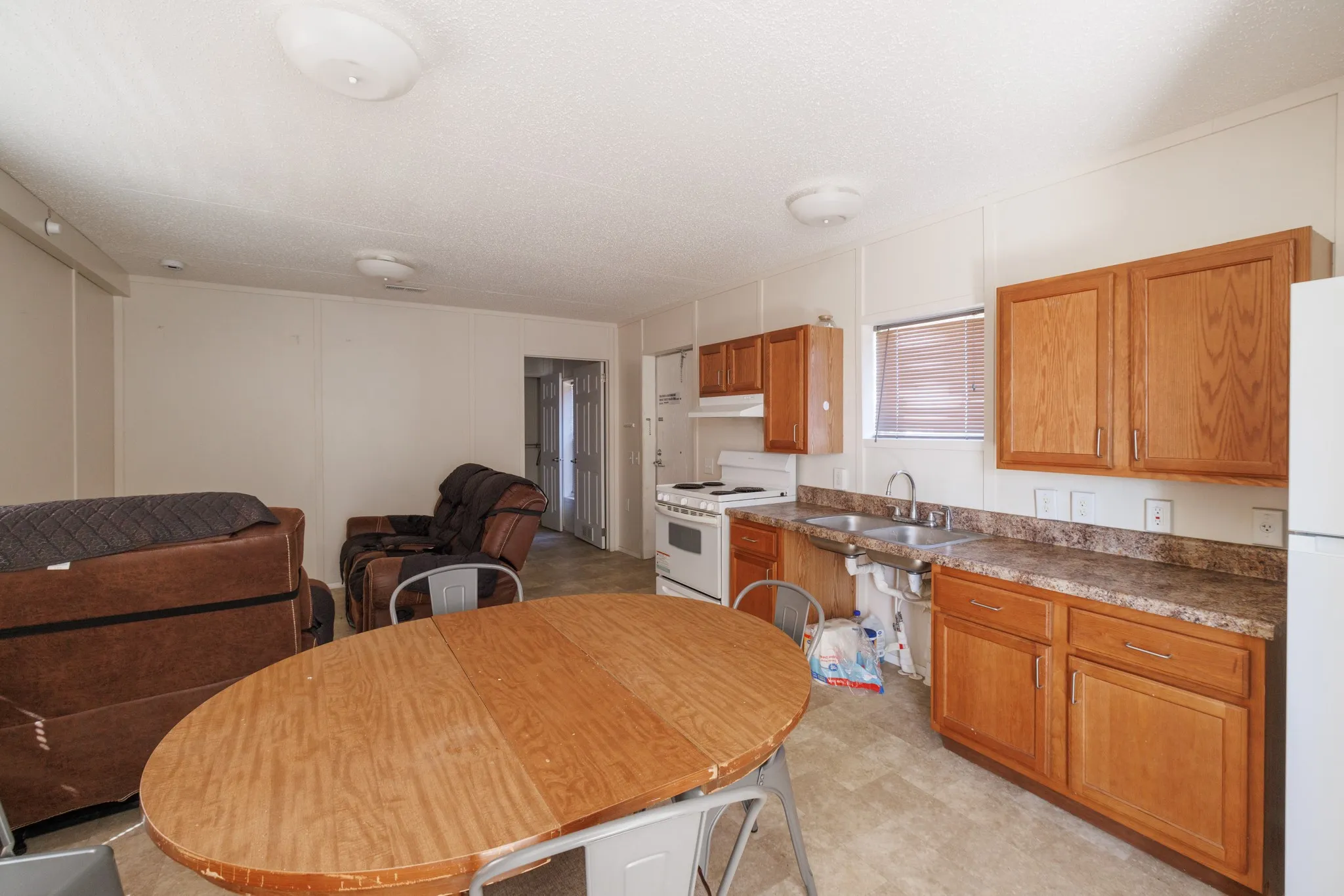 Mobile Home For Sale in Taylor County , 117 Seminole Street, Tye, Texas 79563, 2 Bedroom, 1 Bathroom, Garage spaces, 658 Sqft, built in 2017, mls#21400393, Real Estate Agent in Tye, Homes For Sale in Taylor county, Homes For Sale in Tye, Realtor in Tye Texas, Real Estate Brokerage Independent Realty Texas, Luminita Cordes Realtor