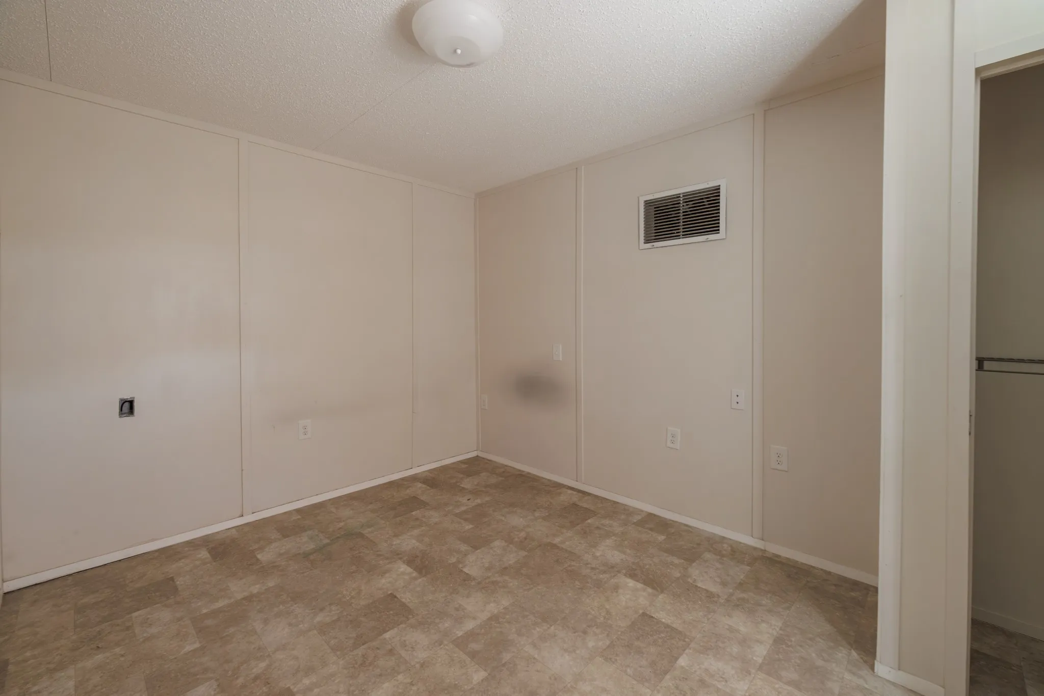 Mobile Home For Sale in Taylor County , 117 Seminole Street, Tye, Texas 79563, 2 Bedroom, 1 Bathroom, Garage spaces, 658 Sqft, built in 2017, mls#21400393, Real Estate Agent in Tye, Homes For Sale in Taylor county, Homes For Sale in Tye, Realtor in Tye Texas, Real Estate Brokerage Independent Realty Texas, Luminita Cordes Realtor