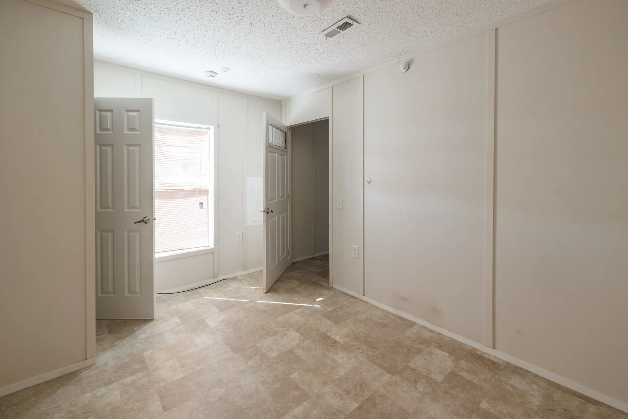 Mobile Home For Sale in Taylor County , 117 Seminole Street, Tye, Texas 79563, 2 Bedroom, 1 Bathroom, Garage spaces, 658 Sqft, built in 2017, mls#21400393, Real Estate Agent in Tye, Homes For Sale in Taylor county, Homes For Sale in Tye, Realtor in Tye Texas, Real Estate Brokerage Independent Realty Texas, Luminita Cordes Realtor