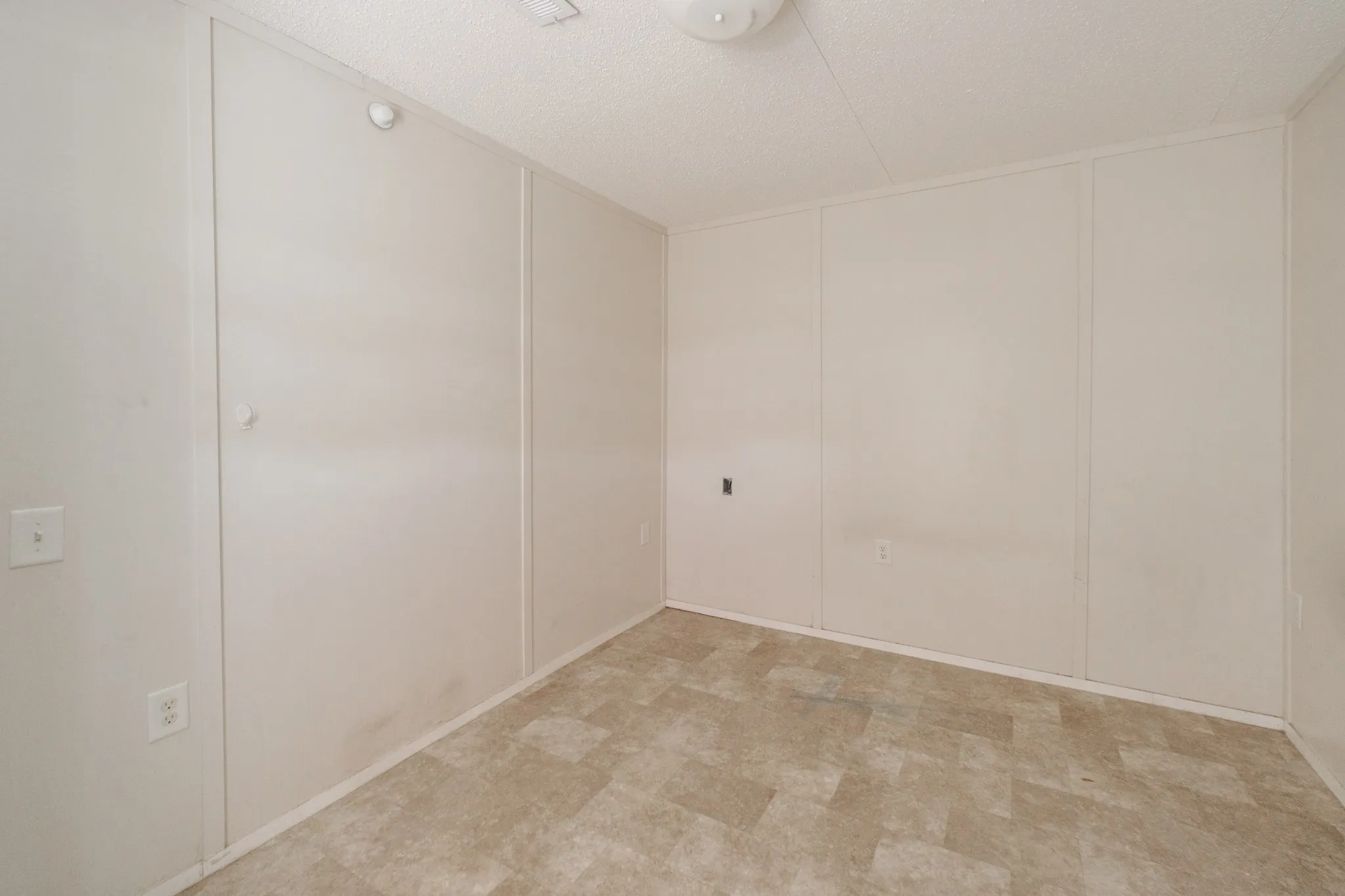 Mobile Home For Sale in Taylor County , 117 Seminole Street, Tye, Texas 79563, 2 Bedroom, 1 Bathroom, Garage spaces, 658 Sqft, built in 2017, mls#21400393, Real Estate Agent in Tye, Homes For Sale in Taylor county, Homes For Sale in Tye, Realtor in Tye Texas, Real Estate Brokerage Independent Realty Texas, Luminita Cordes Realtor