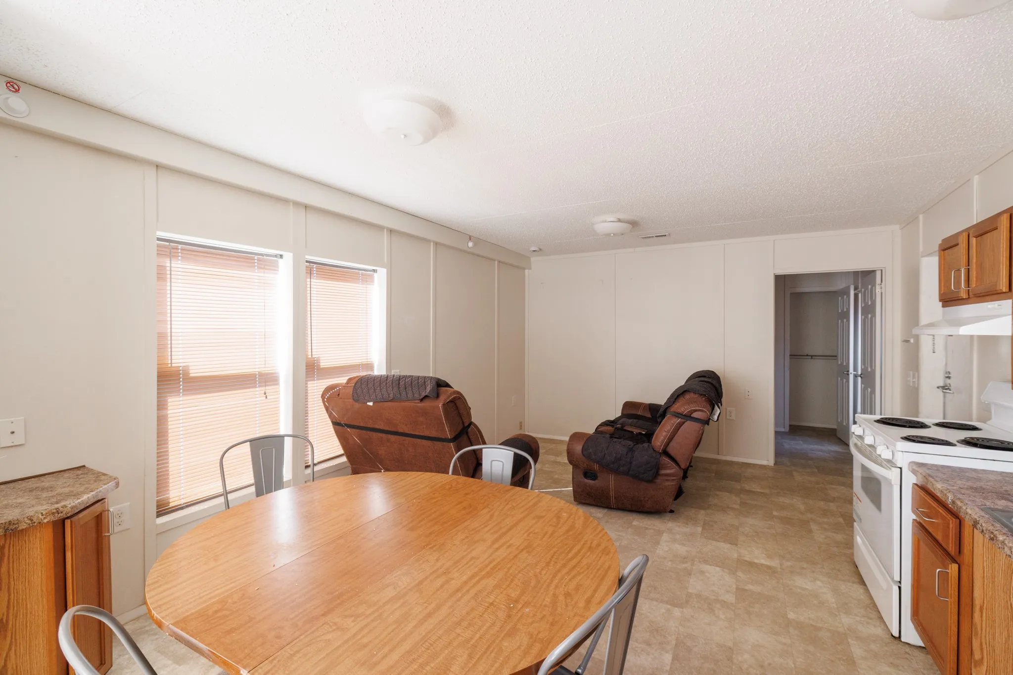 Mobile Home For Sale in Taylor County , 117 Seminole Street, Tye, Texas 79563, 2 Bedroom, 1 Bathroom, Garage spaces, 658 Sqft, built in 2017, mls#21400393, Real Estate Agent in Tye, Homes For Sale in Taylor county, Homes For Sale in Tye, Realtor in Tye Texas, Real Estate Brokerage Independent Realty Texas, Luminita Cordes Realtor