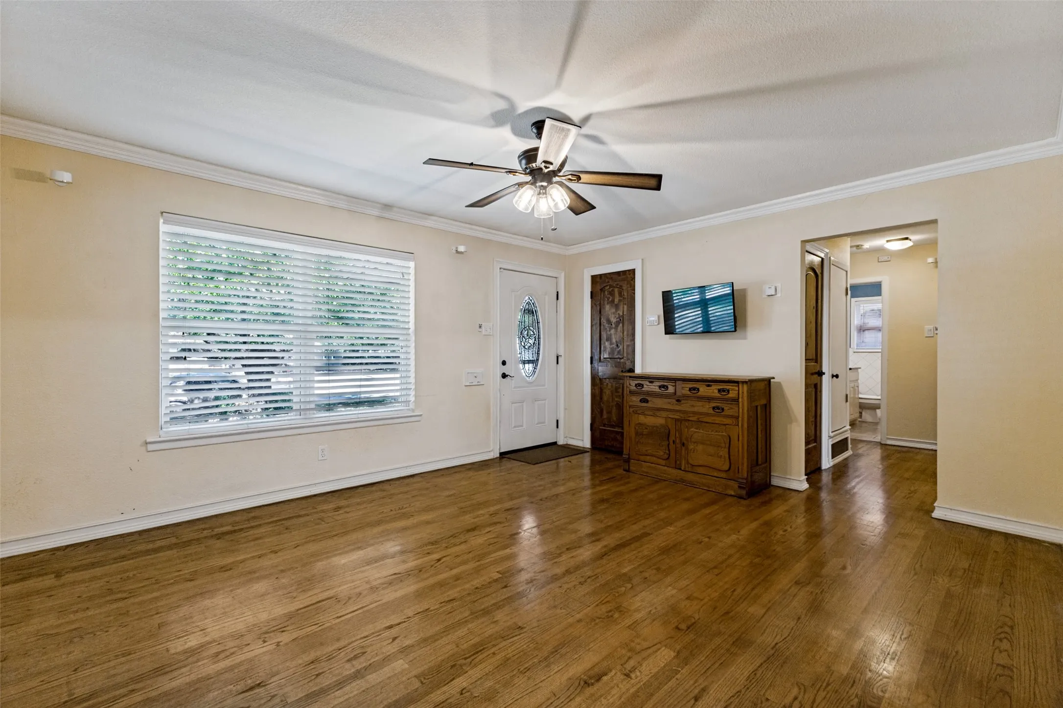 Single Family Residence For Sale in Dallas County , 10248 San Lorenzo Drive, Dallas, Texas 75228, 3 Bedroom, 2 Bathroom, 1 Garage spaces, 1,597 Sqft, built in 1954, mls#21405893, Real Estate Agent in Dallas, Homes For Sale in Dallas county, Homes For Sale in Dallas, Realtor in Dallas Texas, Real Estate Brokerage Independent Realty Texas, Luminita Cordes Realtor