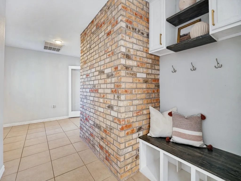 Single Family Residence For Sale in Dallas County , 1811 Centenary Drive, Richardson, Texas 75081, 4 Bedroom, 3 Bathroom, 2 Garage spaces, 2,850 Sqft, built in 1973, mls#21407770, Real Estate Agent in Richardson, Homes For Sale in Dallas county, Homes For Sale in Richardson, Realtor in Richardson Texas, Real Estate Brokerage Independent Realty Texas, Luminita Cordes Realtor