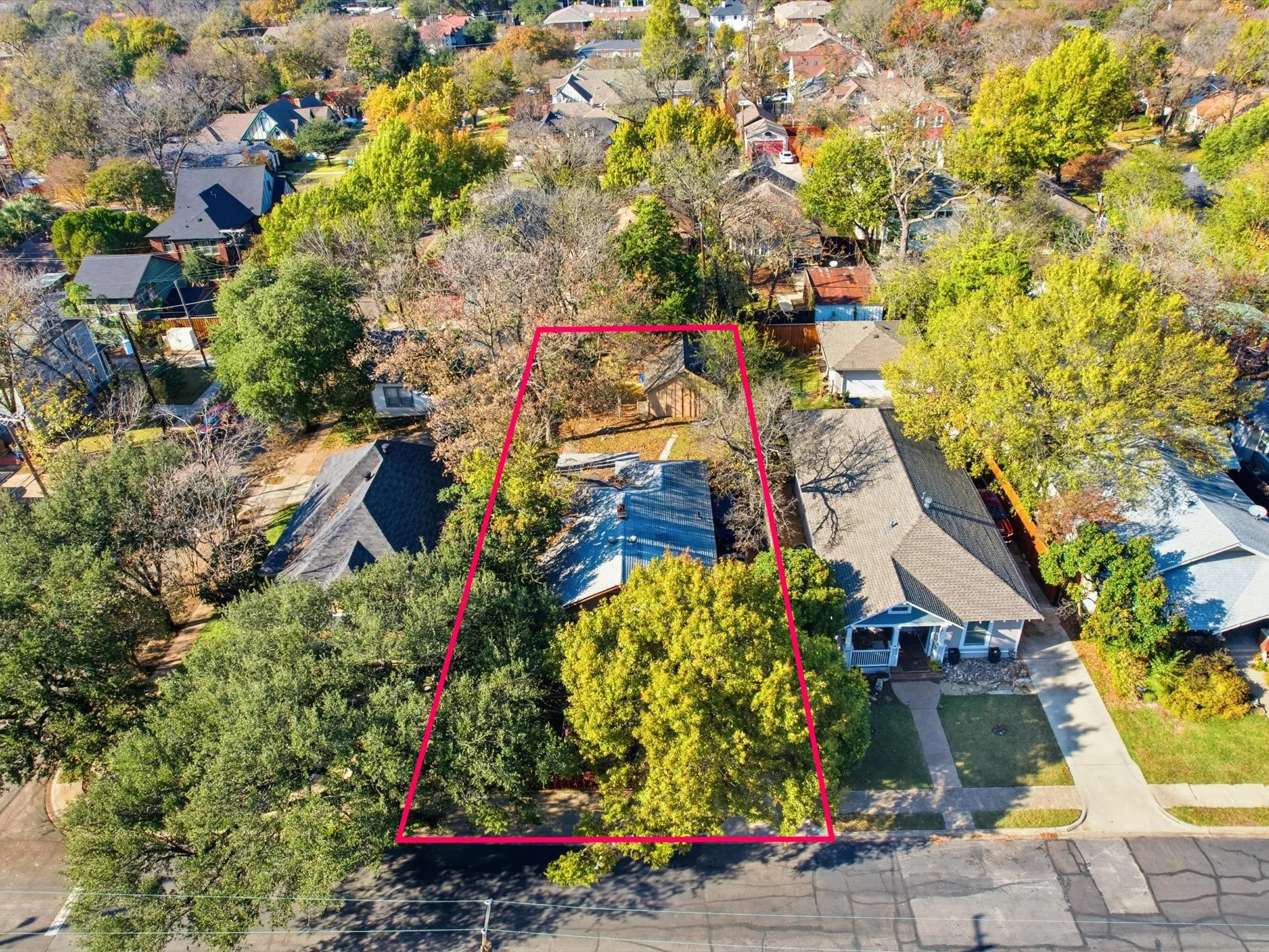 Single Family Residence For Sale in Dallas County , 6005 Worth Street, Dallas, Texas 75214, 3 Bedroom, 2 Bathroom, 2 Garage spaces, 1,428 Sqft, built in 1917, mls#21405851, Real Estate Agent in Dallas, Homes For Sale in Dallas county, Homes For Sale in Dallas, Realtor in Dallas Texas, Real Estate Brokerage Independent Realty Texas, Luminita Cordes Realtor