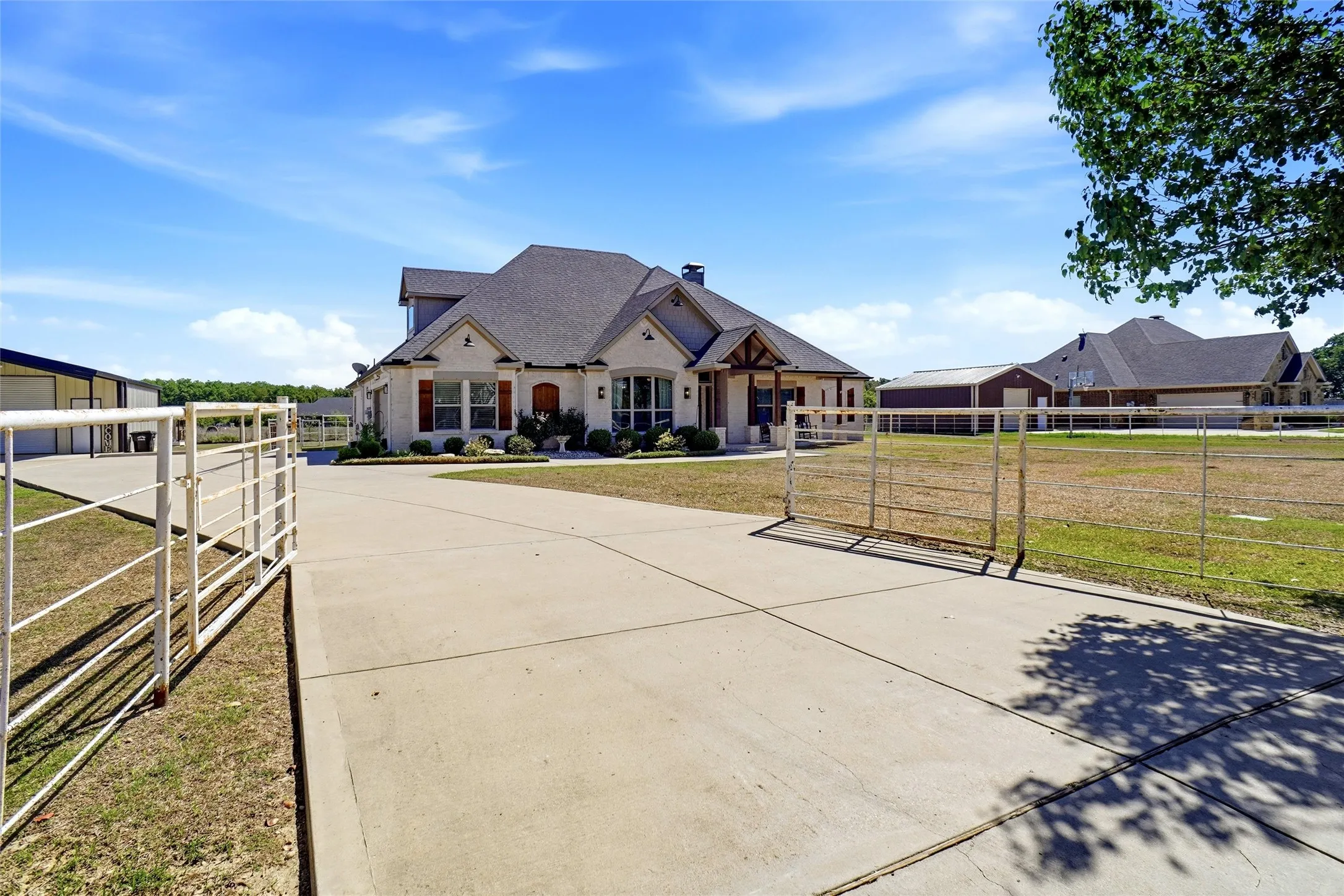 Single Family Residence For Sale in Kaufman County , 135 Smith Lane, Combine, Texas 75159, 4 Bedroom, 3 Bathroom, 2 Garage spaces, 2,424 Sqft, built in 2019, mls#21407959, Real Estate Agent in Combine, Homes For Sale in Kaufman county, Homes For Sale in Combine, Realtor in Combine Texas, Real Estate Brokerage Independent Realty Texas, Luminita Cordes Realtor