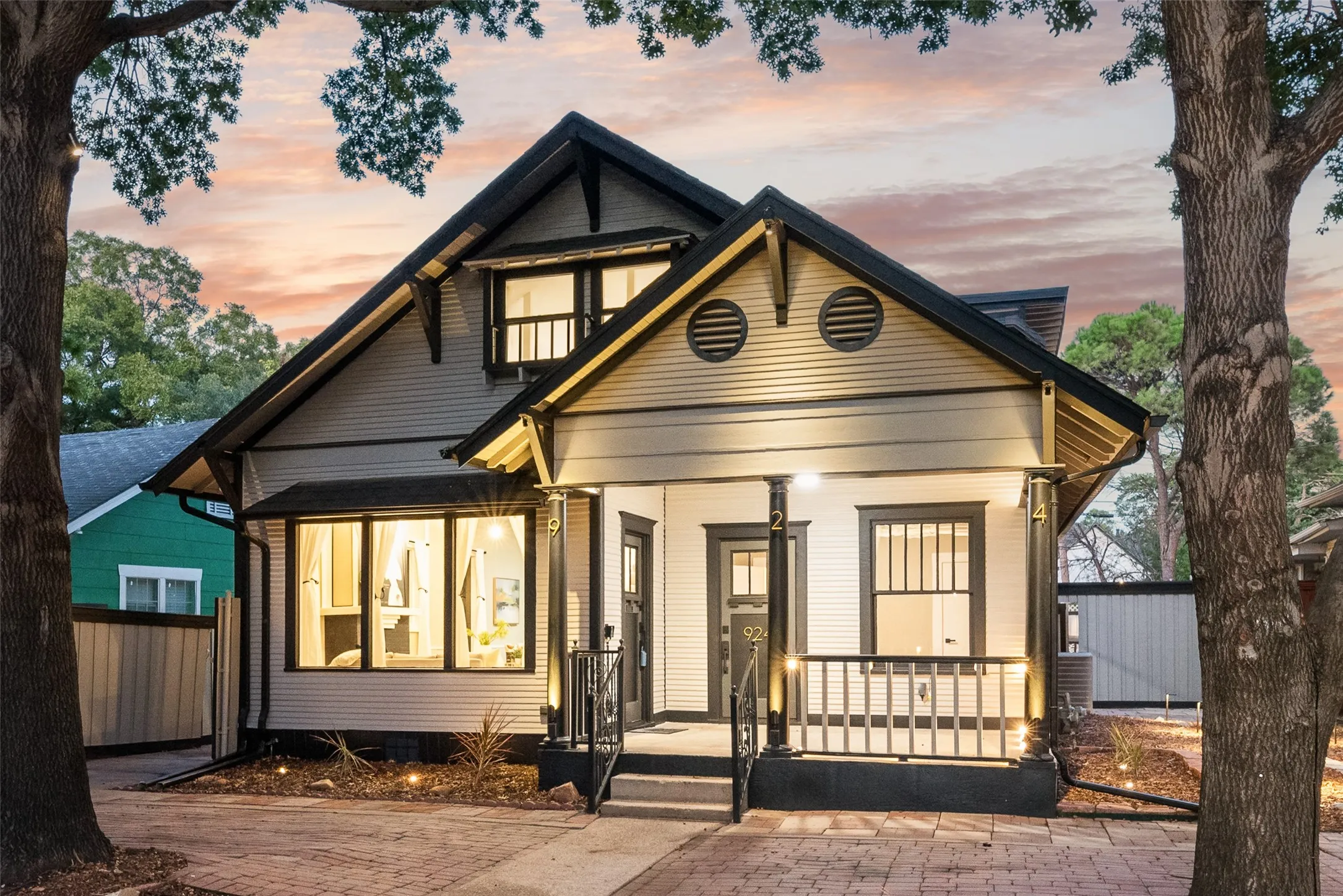 Single Family Residence For Sale in Dallas County , 924 N Winnetka Avenue, Dallas, Texas 75208, 3 Bedroom, 2 Bathroom, 1 Garage spaces, 1,484 Sqft, built in 1921, mls#21386449, Real Estate Agent in Dallas, Homes For Sale in Dallas county, Homes For Sale in Dallas, Realtor in Dallas Texas, Real Estate Brokerage Independent Realty Texas, Luminita Cordes Realtor