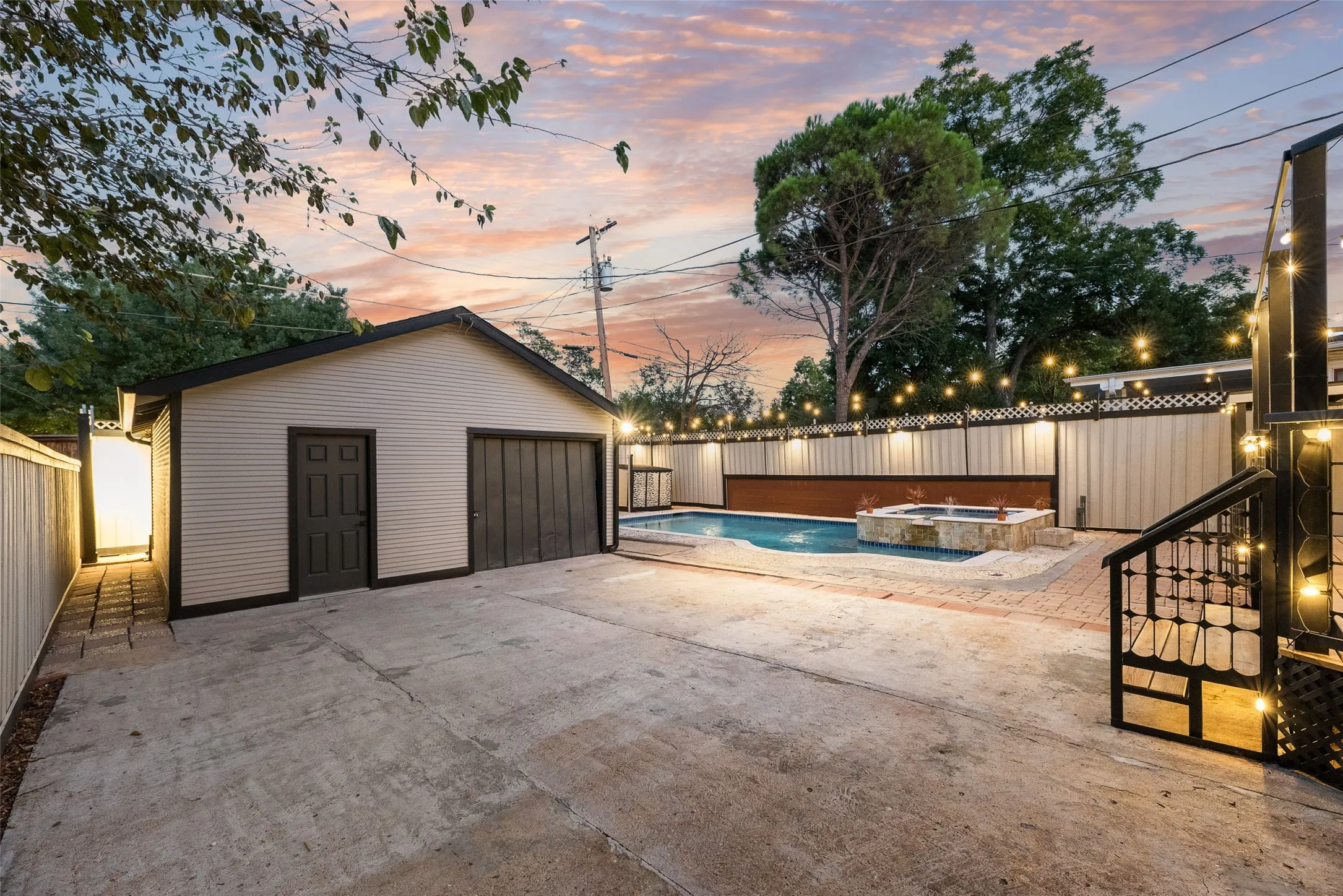 Single Family Residence For Sale in Dallas County , 924 N Winnetka Avenue, Dallas, Texas 75208, 3 Bedroom, 2 Bathroom, 1 Garage spaces, 1,484 Sqft, built in 1921, mls#21386449, Real Estate Agent in Dallas, Homes For Sale in Dallas county, Homes For Sale in Dallas, Realtor in Dallas Texas, Real Estate Brokerage Independent Realty Texas, Luminita Cordes Realtor