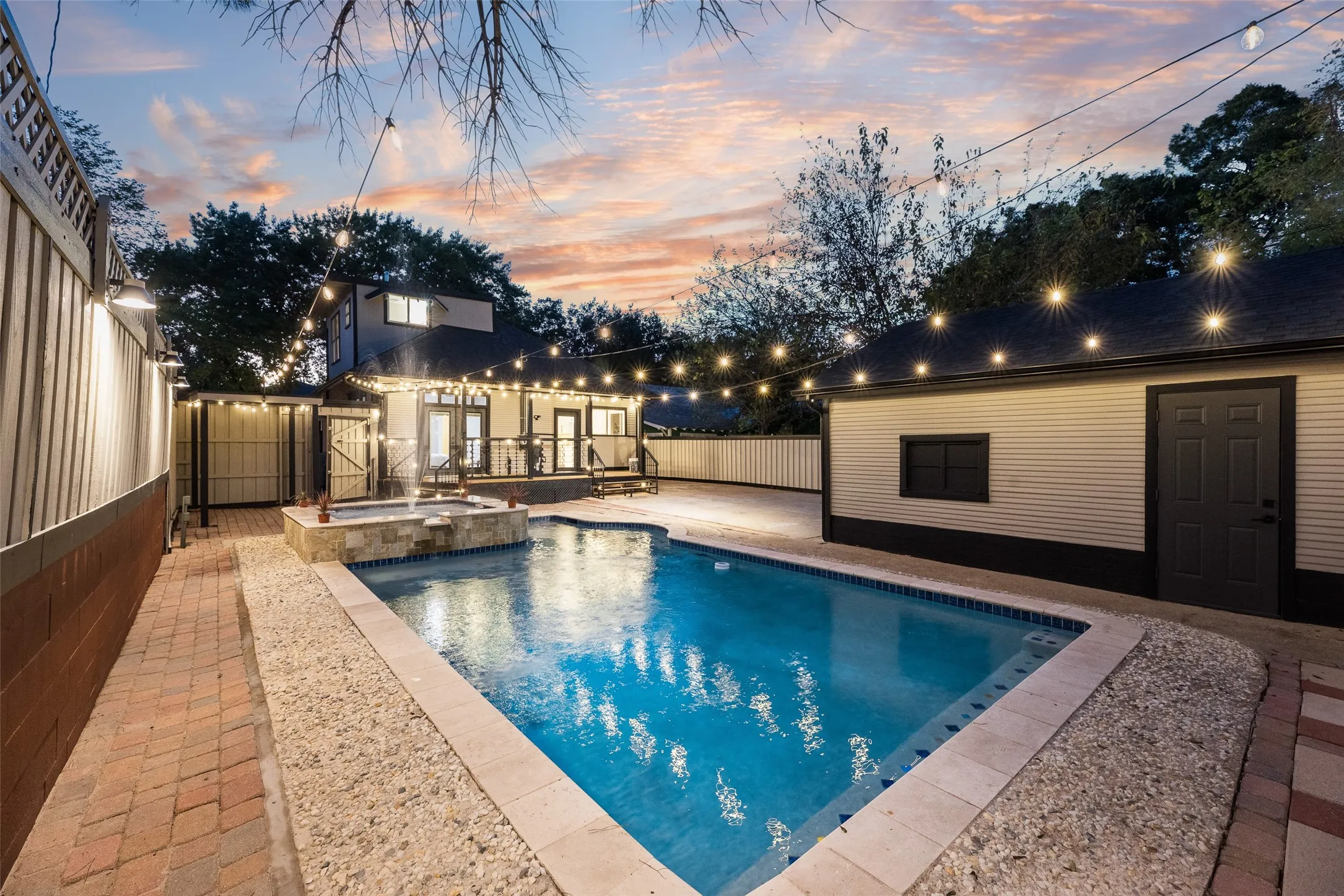 Single Family Residence For Sale in Dallas County , 924 N Winnetka Avenue, Dallas, Texas 75208, 3 Bedroom, 2 Bathroom, 1 Garage spaces, 1,484 Sqft, built in 1921, mls#21386449, Real Estate Agent in Dallas, Homes For Sale in Dallas county, Homes For Sale in Dallas, Realtor in Dallas Texas, Real Estate Brokerage Independent Realty Texas, Luminita Cordes Realtor