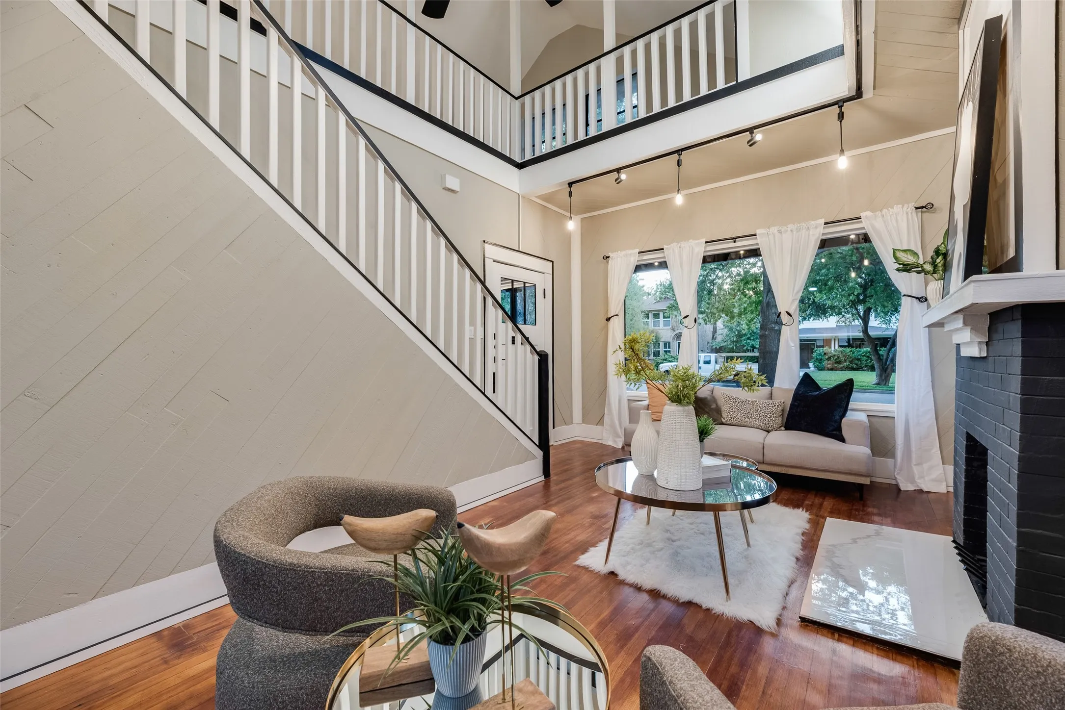 Single Family Residence For Sale in Dallas County , 924 N Winnetka Avenue, Dallas, Texas 75208, 3 Bedroom, 2 Bathroom, 1 Garage spaces, 1,484 Sqft, built in 1921, mls#21386449, Real Estate Agent in Dallas, Homes For Sale in Dallas county, Homes For Sale in Dallas, Realtor in Dallas Texas, Real Estate Brokerage Independent Realty Texas, Luminita Cordes Realtor
