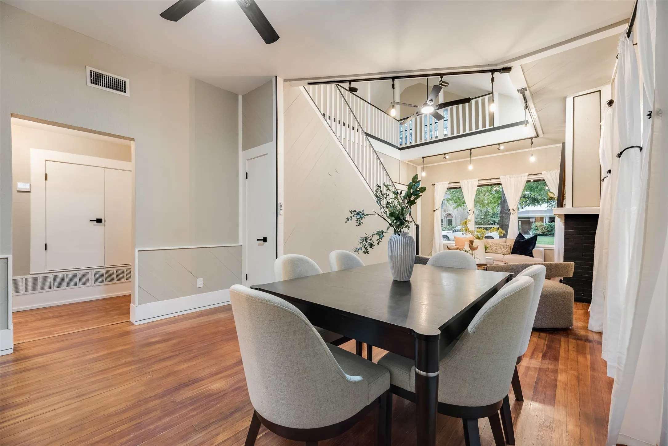 Single Family Residence For Sale in Dallas County , 924 N Winnetka Avenue, Dallas, Texas 75208, 3 Bedroom, 2 Bathroom, 1 Garage spaces, 1,484 Sqft, built in 1921, mls#21386449, Real Estate Agent in Dallas, Homes For Sale in Dallas county, Homes For Sale in Dallas, Realtor in Dallas Texas, Real Estate Brokerage Independent Realty Texas, Luminita Cordes Realtor