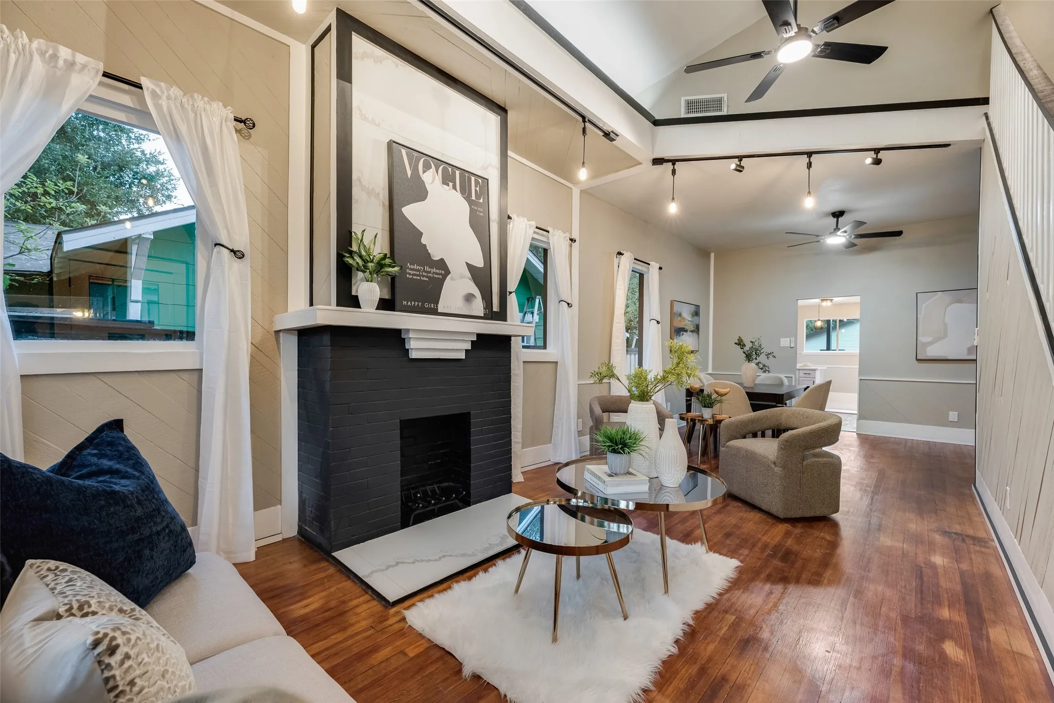 Single Family Residence For Sale in Dallas County , 924 N Winnetka Avenue, Dallas, Texas 75208, 3 Bedroom, 2 Bathroom, 1 Garage spaces, 1,484 Sqft, built in 1921, mls#21386449, Real Estate Agent in Dallas, Homes For Sale in Dallas county, Homes For Sale in Dallas, Realtor in Dallas Texas, Real Estate Brokerage Independent Realty Texas, Luminita Cordes Realtor