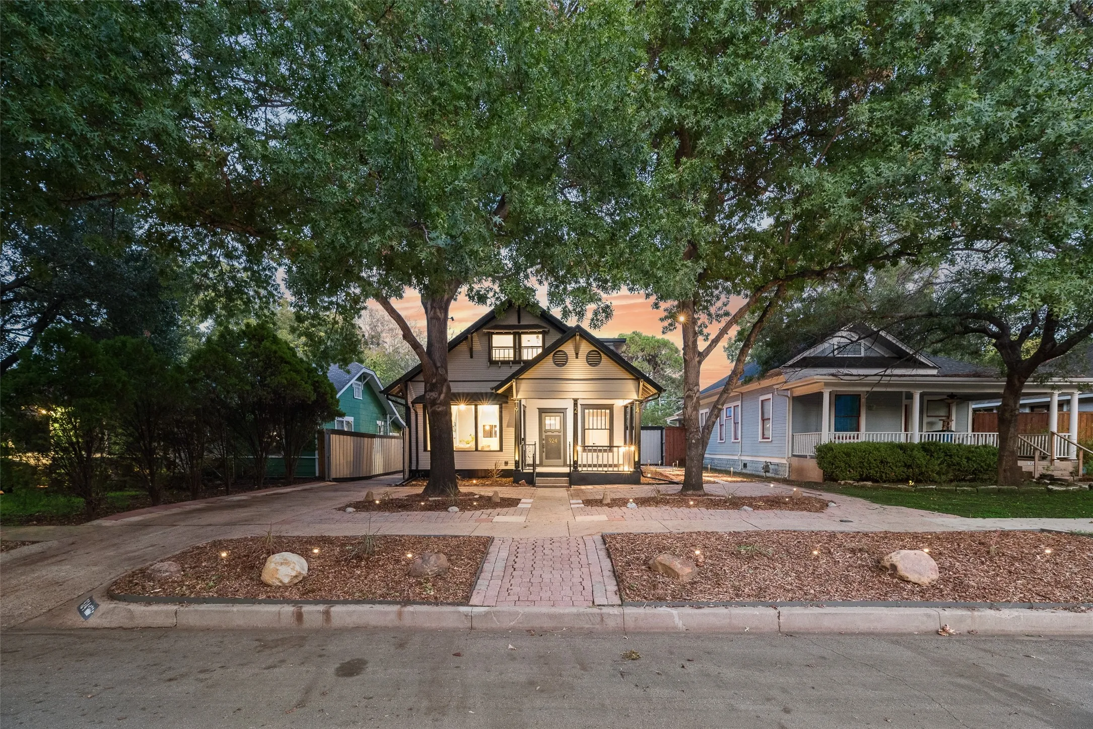 Single Family Residence For Sale in Dallas County , 924 N Winnetka Avenue, Dallas, Texas 75208, 3 Bedroom, 2 Bathroom, 1 Garage spaces, 1,484 Sqft, built in 1921, mls#21386449, Real Estate Agent in Dallas, Homes For Sale in Dallas county, Homes For Sale in Dallas, Realtor in Dallas Texas, Real Estate Brokerage Independent Realty Texas, Luminita Cordes Realtor