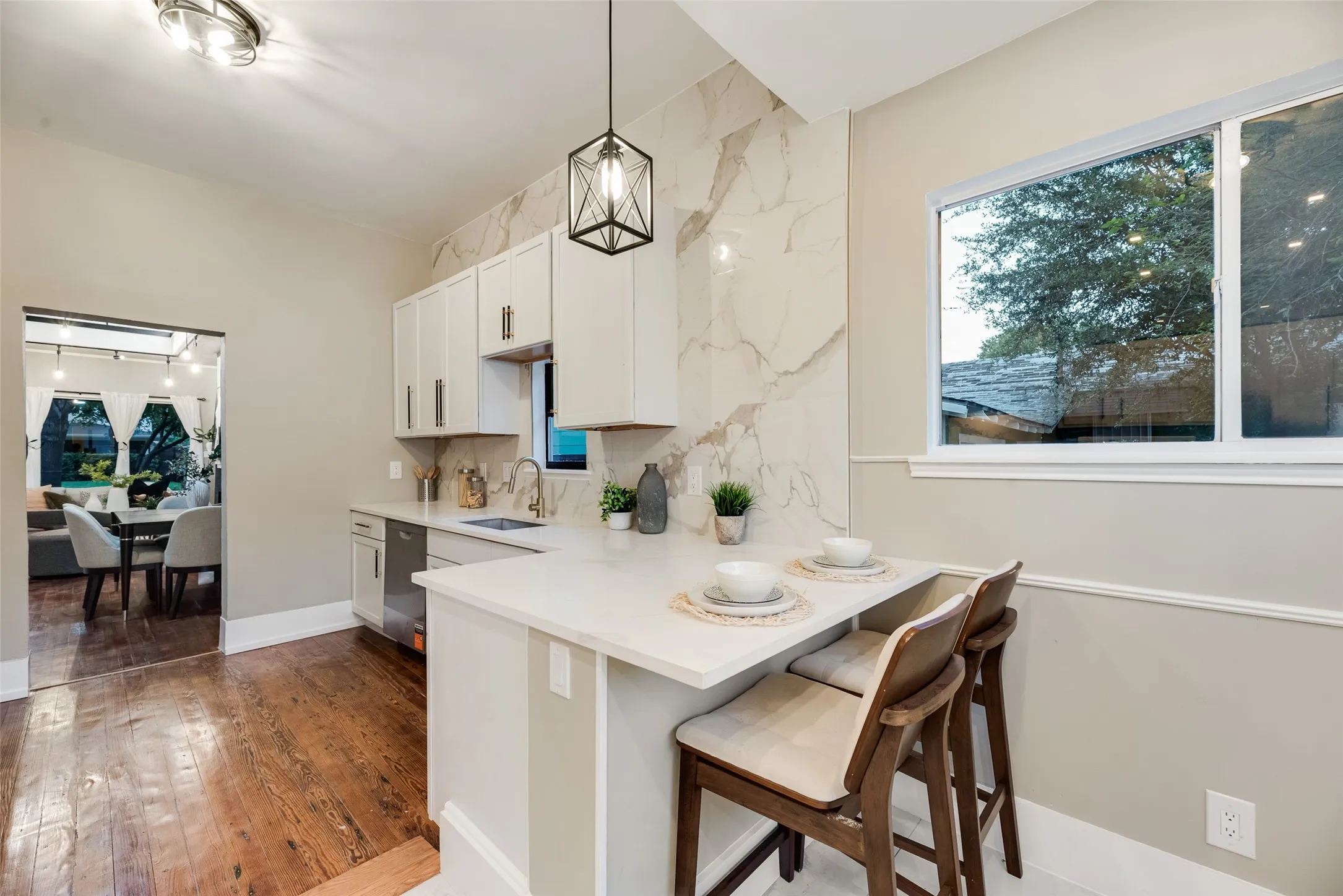 Single Family Residence For Sale in Dallas County , 924 N Winnetka Avenue, Dallas, Texas 75208, 3 Bedroom, 2 Bathroom, 1 Garage spaces, 1,484 Sqft, built in 1921, mls#21386449, Real Estate Agent in Dallas, Homes For Sale in Dallas county, Homes For Sale in Dallas, Realtor in Dallas Texas, Real Estate Brokerage Independent Realty Texas, Luminita Cordes Realtor