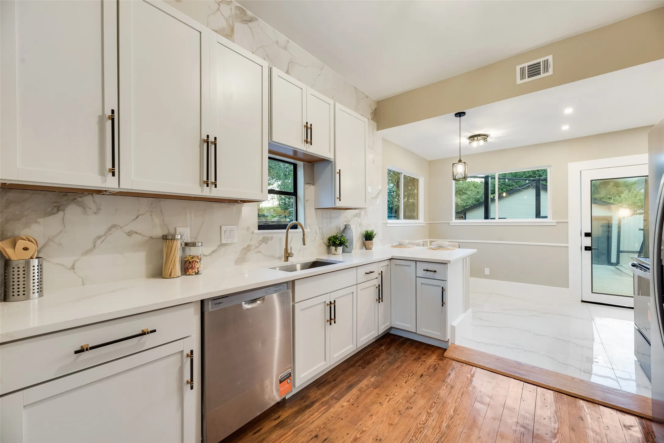 Single Family Residence For Sale in Dallas County , 924 N Winnetka Avenue, Dallas, Texas 75208, 3 Bedroom, 2 Bathroom, 1 Garage spaces, 1,484 Sqft, built in 1921, mls#21386449, Real Estate Agent in Dallas, Homes For Sale in Dallas county, Homes For Sale in Dallas, Realtor in Dallas Texas, Real Estate Brokerage Independent Realty Texas, Luminita Cordes Realtor