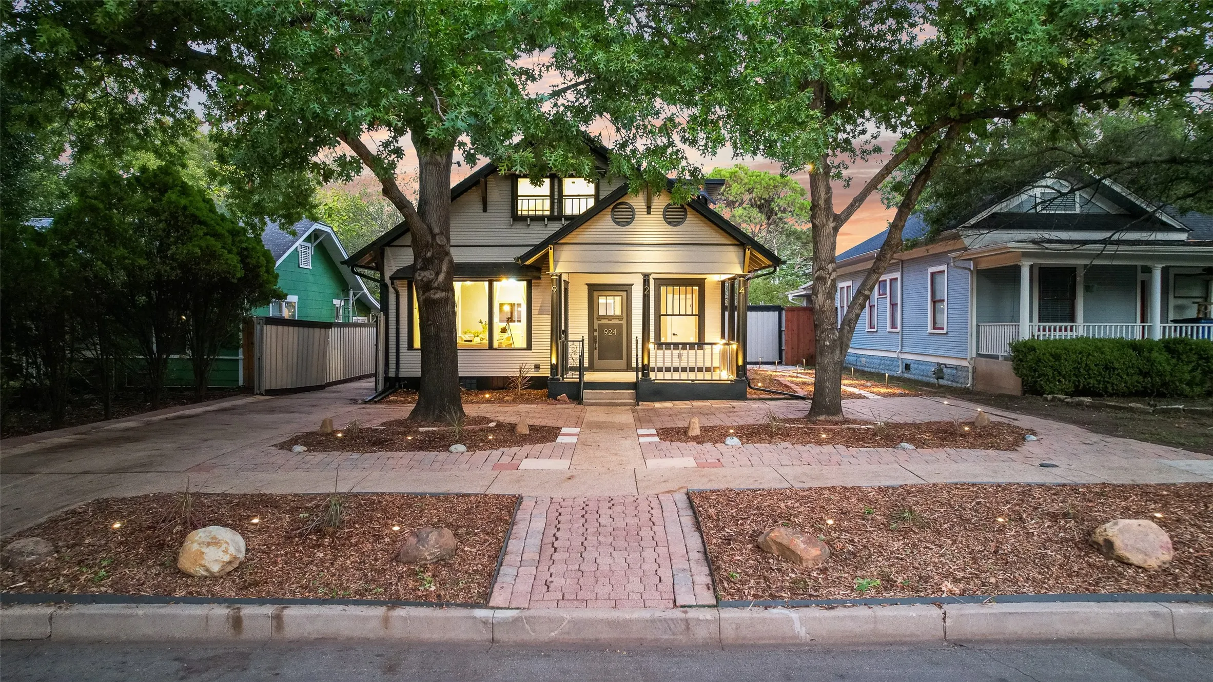Single Family Residence For Sale in Dallas County , 924 N Winnetka Avenue, Dallas, Texas 75208, 3 Bedroom, 2 Bathroom, 1 Garage spaces, 1,484 Sqft, built in 1921, mls#21386449, Real Estate Agent in Dallas, Homes For Sale in Dallas county, Homes For Sale in Dallas, Realtor in Dallas Texas, Real Estate Brokerage Independent Realty Texas, Luminita Cordes Realtor