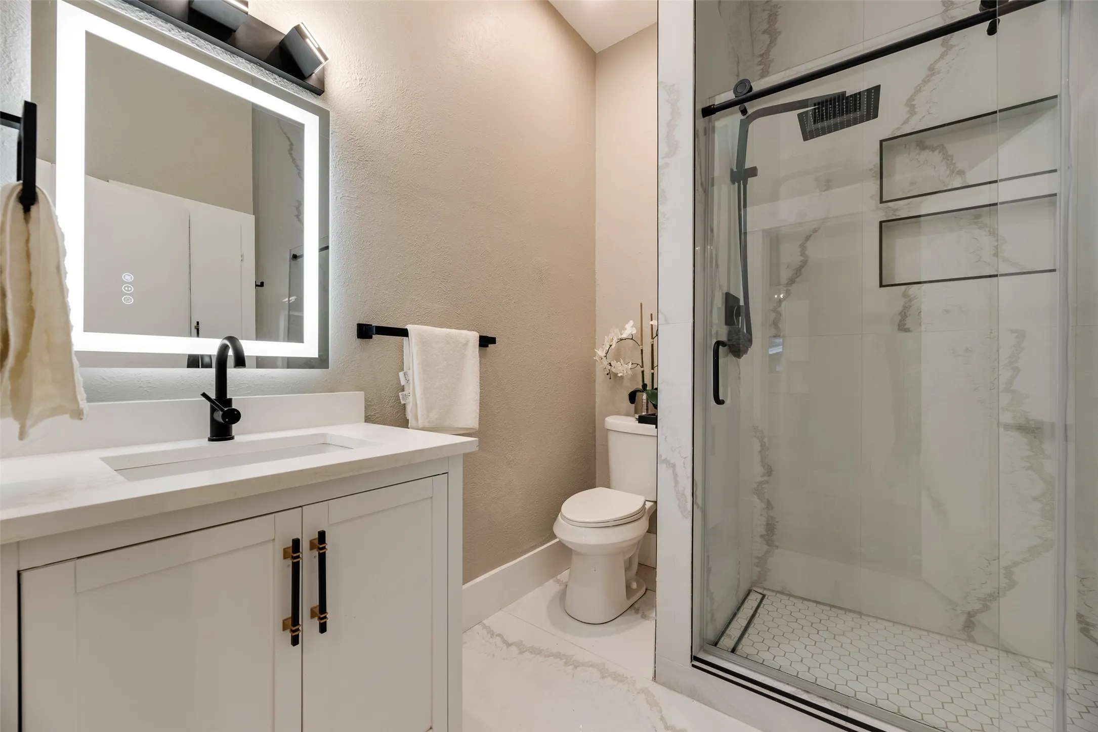 Single Family Residence For Sale in Dallas County , 924 N Winnetka Avenue, Dallas, Texas 75208, 3 Bedroom, 2 Bathroom, 1 Garage spaces, 1,484 Sqft, built in 1921, mls#21386449, Real Estate Agent in Dallas, Homes For Sale in Dallas county, Homes For Sale in Dallas, Realtor in Dallas Texas, Real Estate Brokerage Independent Realty Texas, Luminita Cordes Realtor