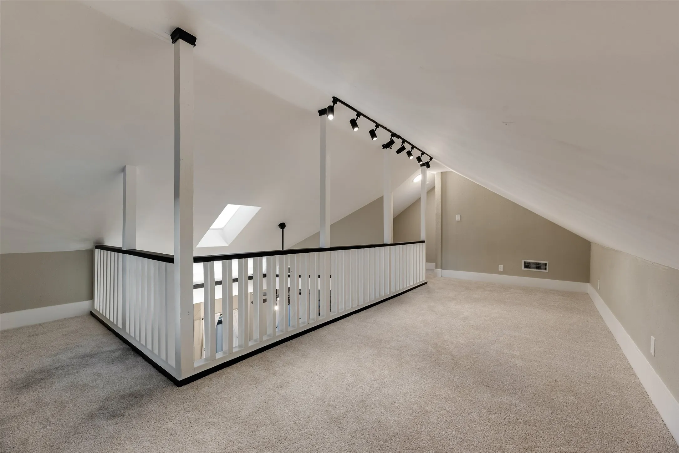 Single Family Residence For Sale in Dallas County , 924 N Winnetka Avenue, Dallas, Texas 75208, 3 Bedroom, 2 Bathroom, 1 Garage spaces, 1,484 Sqft, built in 1921, mls#21386449, Real Estate Agent in Dallas, Homes For Sale in Dallas county, Homes For Sale in Dallas, Realtor in Dallas Texas, Real Estate Brokerage Independent Realty Texas, Luminita Cordes Realtor