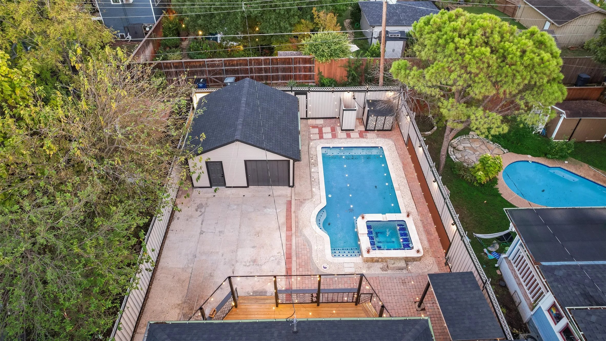 Single Family Residence For Sale in Dallas County , 924 N Winnetka Avenue, Dallas, Texas 75208, 3 Bedroom, 2 Bathroom, 1 Garage spaces, 1,484 Sqft, built in 1921, mls#21386449, Real Estate Agent in Dallas, Homes For Sale in Dallas county, Homes For Sale in Dallas, Realtor in Dallas Texas, Real Estate Brokerage Independent Realty Texas, Luminita Cordes Realtor